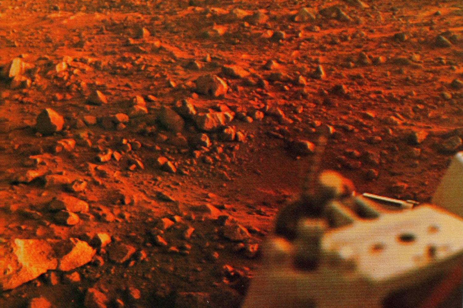 Настоящий прорыв случился в 1976 г. с миссией «Викинг»: 20 июля «Викинг-1» совершил историческую посадку в ландшафте равнины Хриса, а спустя полтора месяца его двойник приземлился в равнине Утопии. Аппараты, оснащенные камерами, датчиками и манипулятором для забора грунта, провели три биологических эксперимента для поиска жизни. Результаты оказались неоднозначными: выделение кислорода связали с химическими реакциями в почве, а обнаруженный радиоактивный углерод не подтвердил наличия жизни. При этом станции значительно превысили расчетный срок службы.