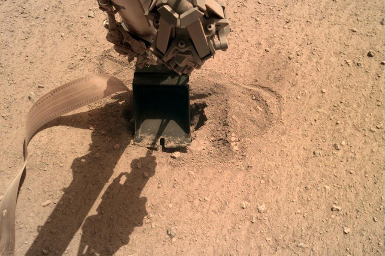 С 2018 г. посадочный модуль InSight исследовал внутреннее строение планеты: его сейсмометр SEIS регистрировал марсотрясения, и на основе этих данных исследователи смогли составить представление о толщине коры (она оказалась тоньше, чем предполагалось), размерах мантии и подтвердить, что ядро планеты жидкое. В 2021 г. марсоход Perseverance прибыл в кратер Езеро, чтобы искать следы древней жизни и собирать образцы пород. В одном из них (район «Яркий ангел») были найдены глинистые отложения и конкреции, обогащенные железо-фосфатными и железо-сульфидными минералами. На Земле такие структуры часто связаны с микробным метаболизмом.