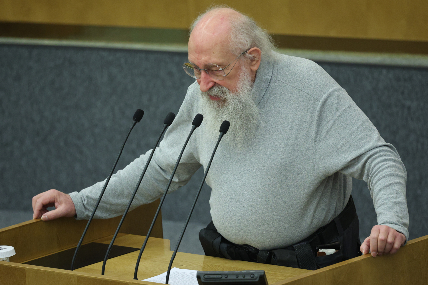 Чемпион «Своей игры» Анатолий Вассерман пять лет назад также шел самовыдвиженцем по Преображенскому округу Москвы. Его основным соперником выступал секретарь ЦК КПРФ Сергей Обухов (ЕР кандидата не выдвигала). Человек-мем объяснял, что его партия – это его избиратели, а также обращал внимание на высокий антирейтинг всех парламентских сил. Тем не менее после победы (33,7%) он присоединился к фракции «Справедливой России» (СР). В нижней палате Вассерман запомнился идеей законодательно закрепить понятие буллинга и обязать граждан уведомлять налоговую, если у них на руках более 1 млн руб. В 2026 г. Вассерман сообщил, что не смог найти спонсоров на новую избирательную кампанию. 