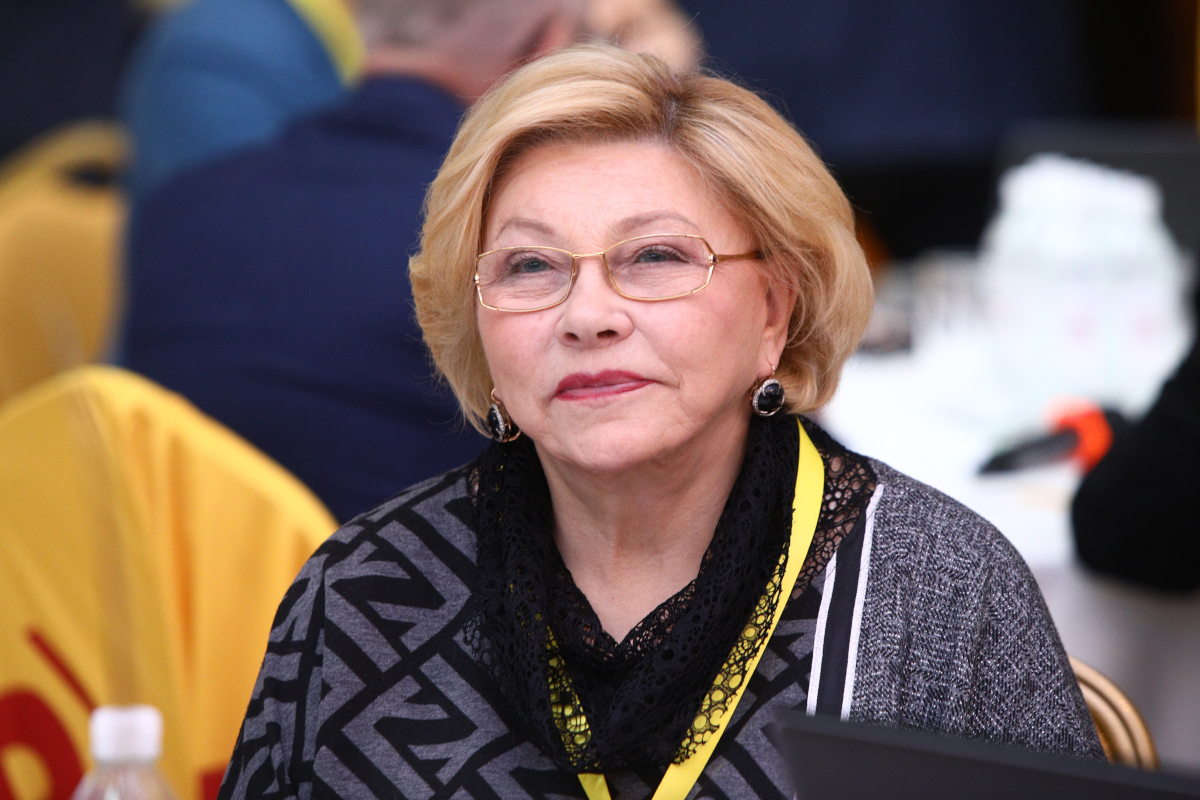 Советская актриса Елена Драпеко, наиболее известная по роли Лизы Бричкиной в военной драме Станислава Ростоцкого «А зори здесь тихие» (1972), избиралась в Госдуму шесть раз. В 1999 и 2003 гг. – от КПРФ, с 2007-го – от СР. Актриса является заместителем руководителя фракции и первым заместителем председателя комитета по культуре. Весной Драпеко поясняла «Ведомостям», что на этот раз ее шансы на переизбрание в Северо-Восточном округе Санкт-Петербурга, который она представляет, малы. От ЕР там выдвигается руководитель городского исполкома «Народного фронта» Екатерина Кондратьева. СР выставила главу петербургского отделения и племянницу лидера партии Надежду Тихонову.