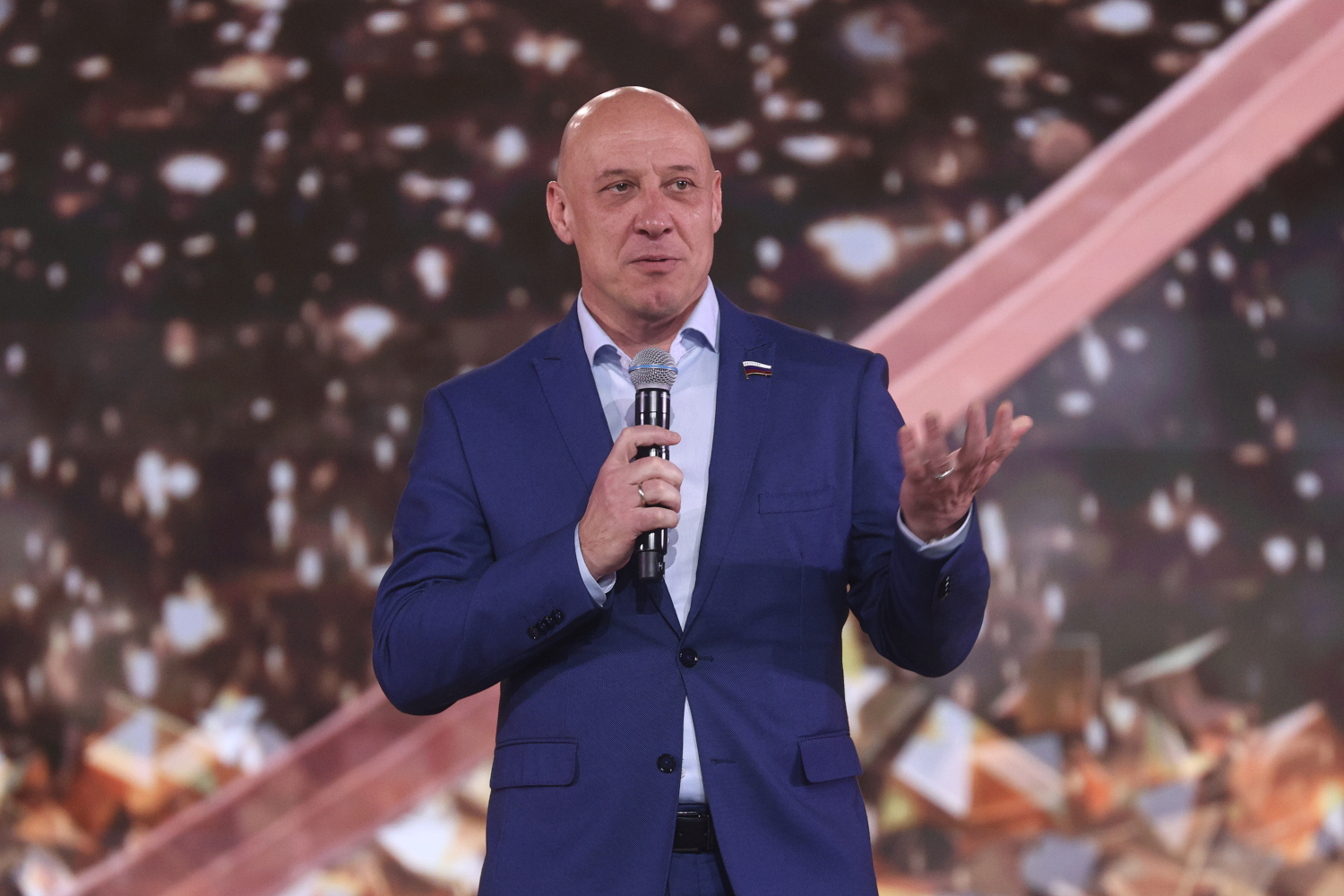 Эстрадный исполнитель Денис Майданов также прошел в Госдуму в 2021 г. от ЕР по Одинцовскому округу. Является первым заместителем председателя комитета по культуре. Вновь баллотируется в Подмосковье.