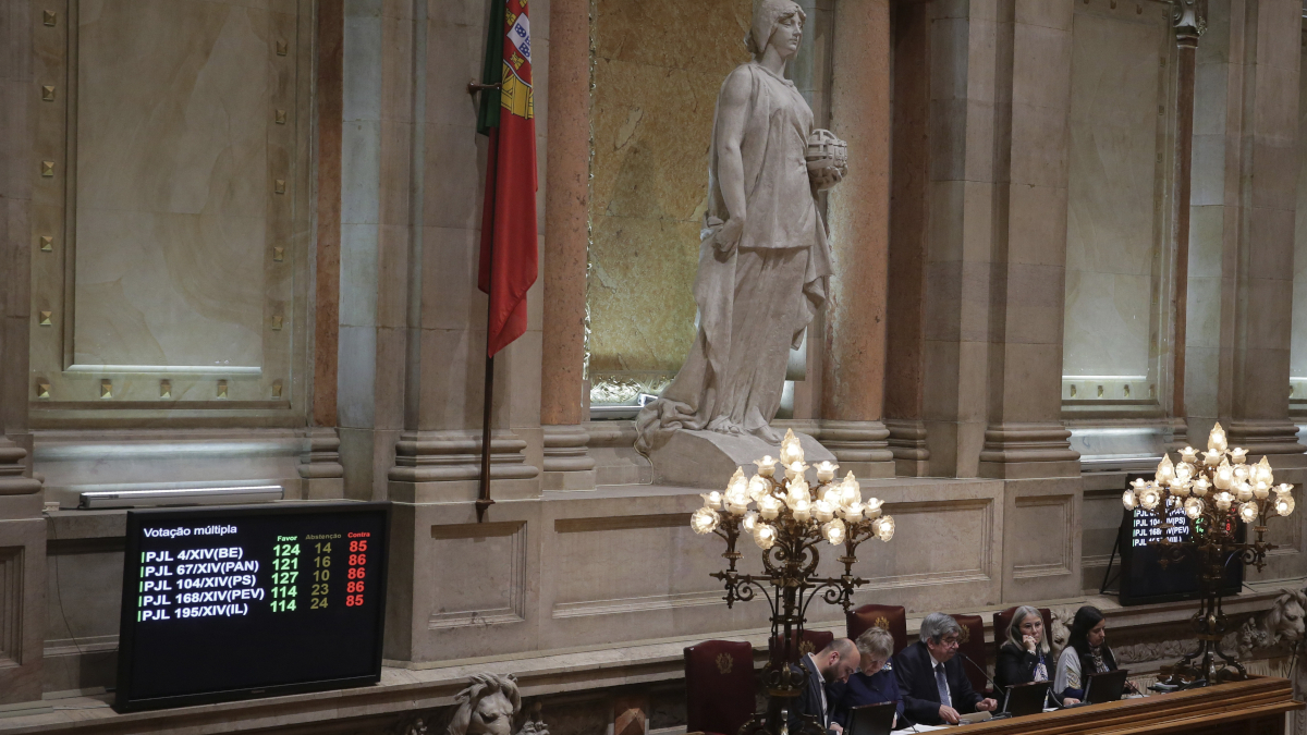 Пока во французском парламенте шло голосование, участники митинга протестовали против законопроекта о праве на помощь в уходе из жизни.