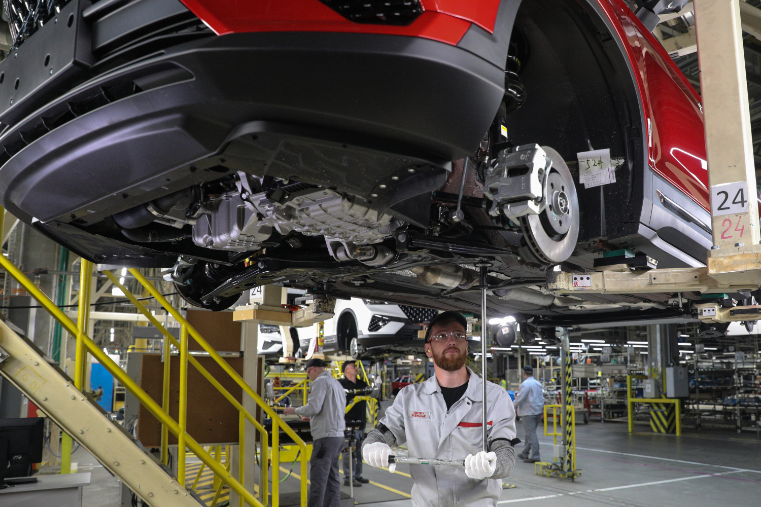 Сегодня «АвтоВАЗ» – это производственный кластер площадью 600 га, объединяющий несколько площадок. Основные заводы расположены в Тольятти и Ижевске, дополнительные мощности задействованы в Санкт-Петербурге и Чечне. В режиме двухсменной работы предприятия способны выпускать до 600–650 000 машин в год, однако текущие объемы компания корректирует в соответствии со спросом. В 2025 г. было произведено более 324 000 автомобилей, а на 2026 г. запланирован выпуск порядка 400 000. За всю историю завода с конвейера сошло более 31 млн авто.