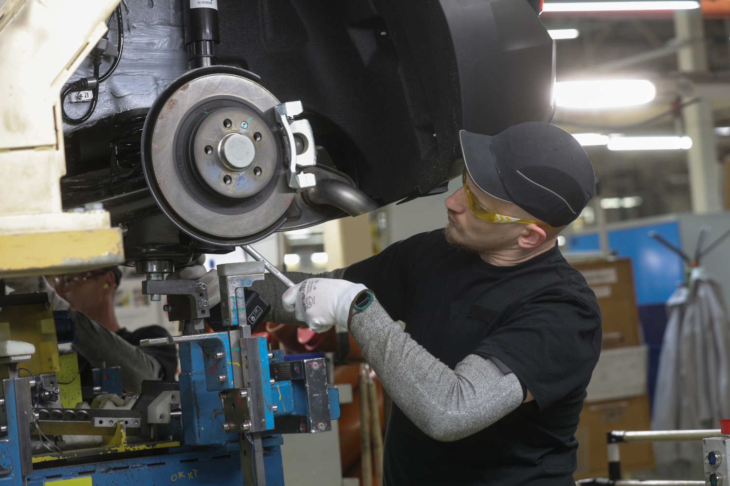 С наибольшими трудностями завод столкнулся в 2022 г. После ухода Renault предприятие было передано государству в лице НАМИ и «Ростеха». На фоне разрыва логистических цепочек и ухода иностранных брендов «АвтоВАЗ» экстренно перестраивал производство, переводил сотрудников на сокращенную неделю и внедрял импортозамещение. Несмотря на жесткую конкуренцию с китайскими марками, по словам главы компании Максима Соколова, 2025 г. удалось завершить с прибылью.