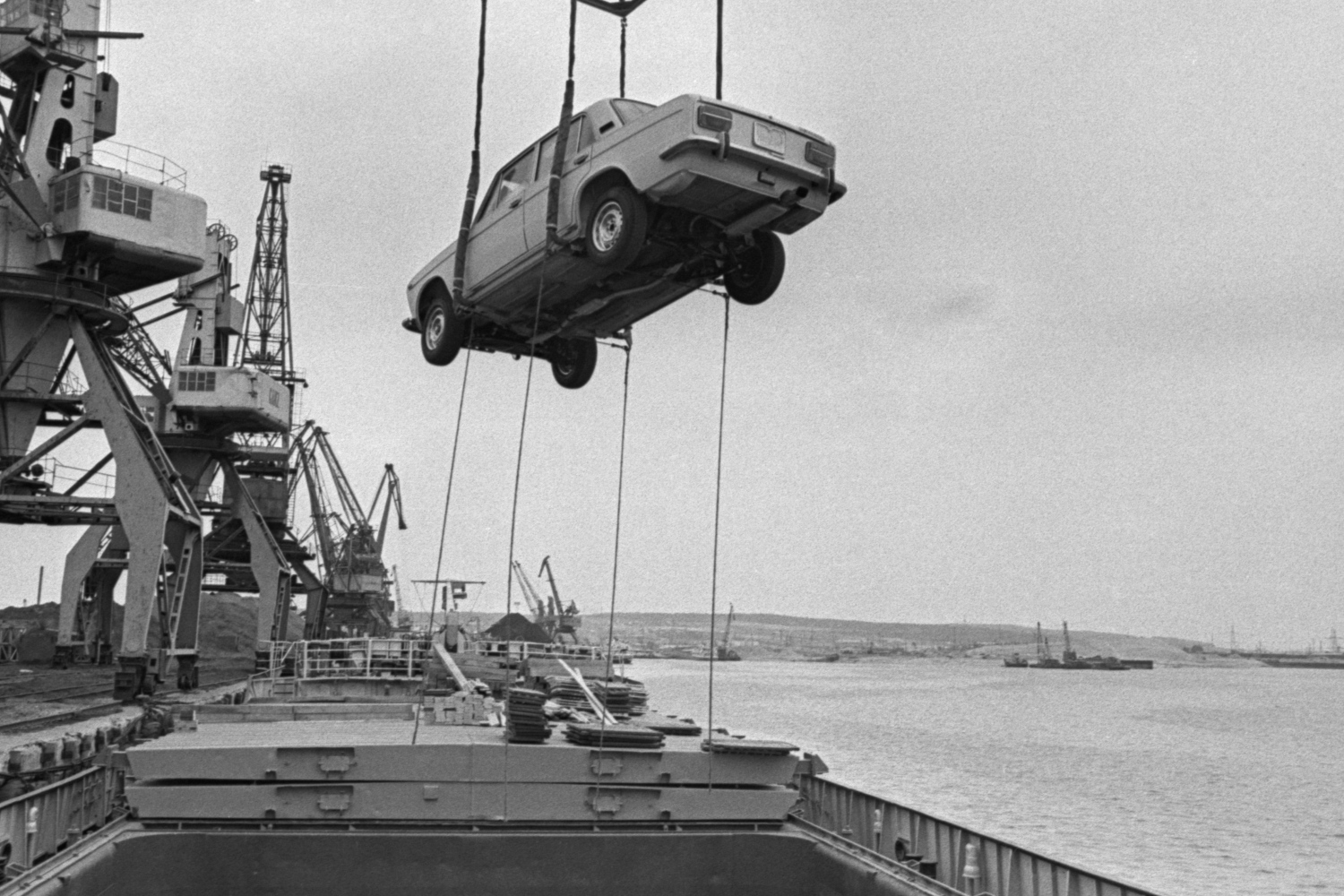 Массовый выпуск «копеек» стартовал в августе 1970-го, уже к концу года в Тольятти собрали 21 530 машин. В 1971 г. появилось название «АвтоВАЗ»: тогда было создано Волжское объединение по производству легковых автомобилей. В том же 1971 г. начался экспорт «Жигулей». Первая партия из 57 000 автомобилей отправилась в Югославию, Бельгию, Голландию и Финляндию. Со временем география поставок существенно расширилась, охватив страны Западной Европы (Германию, Францию, Великобританию, Швецию, Австрию, Швейцарию), а также Канаду, Австралию и Новую Зеландию. Для рынков с левосторонним движением выпускались специальные праворульные версии. Именно для экспорта закрепилось название Lada. Согласно официальной истории бренда, оно отсылает к изображению ладьи на эмблеме – символу «волжской вольницы, свободы и силы духа».