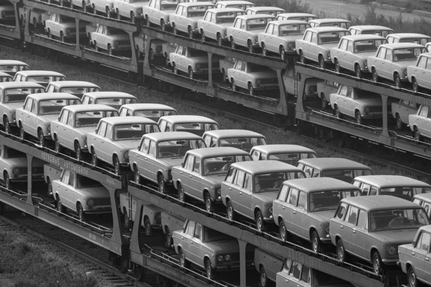 В 1971 г. появился универсал ВАЗ-2102 (производство продолжалось до 1986 г., а общий тираж составил около 667 000 экземпляров), а вслед за ним – улучшенный ВАЗ-2103 с двухфарной оптикой и обилием хромированных деталей. 22 декабря 1973 г., после выпуска миллионного автомобиля, завод был официально принят Государственной комиссией с оценкой «отлично» и награжден орденом Трудового Красного Знамени. В 1976 г. на конвейер встала ВАЗ-2106 («шестерка») – одна из самых популярных машин в истории «АвтоВАЗа». Модель продержалась на конвейере 30 лет (до 2006 г.) и разошлась тиражом более 4,3 млн экземпляров.