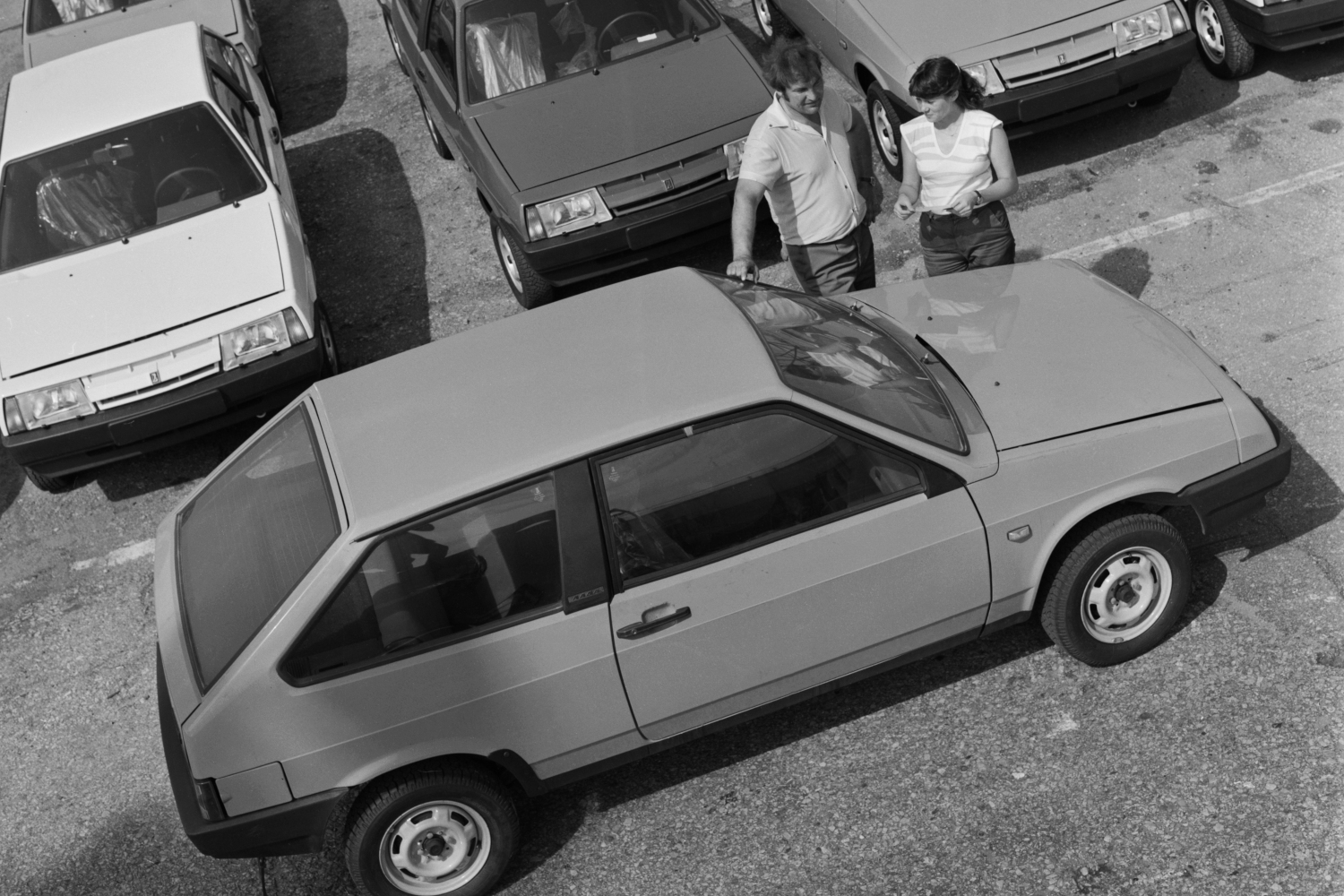 В 1982 г. «АвтоВАЗ» подключили к проекту по производству компактного городского автомобиля особо малого класса, разработкой которого изначального занимались конструкторы Серпуховского мотозавода (СМЗ) совместно с НАМИ. У СМЗ не хватало мощностей для массового выпуска. При проектировании тольяттинские инженеры ориентировались на японскую машину Daihatsu Cuore 1980 г. Однако просто скопировать не получилось: в процессе испытаний выявили проблемы. Например, ранняя версия с задней подвеской от Suzuki оказалась неустойчивой и склонной к опрокидыванию. В последующих сериях базу увеличили на 100 мм, а подвеску сделали аналогичной ВАЗ-2108. Двигатель создали путем «располовинивания». Машины, собранные на КамАЗе в самом начале, сначала носили имя «Кама». Позже модель переименовали в «Оку» – отчасти потому, что финальная сборка развернулась в Серпухове.