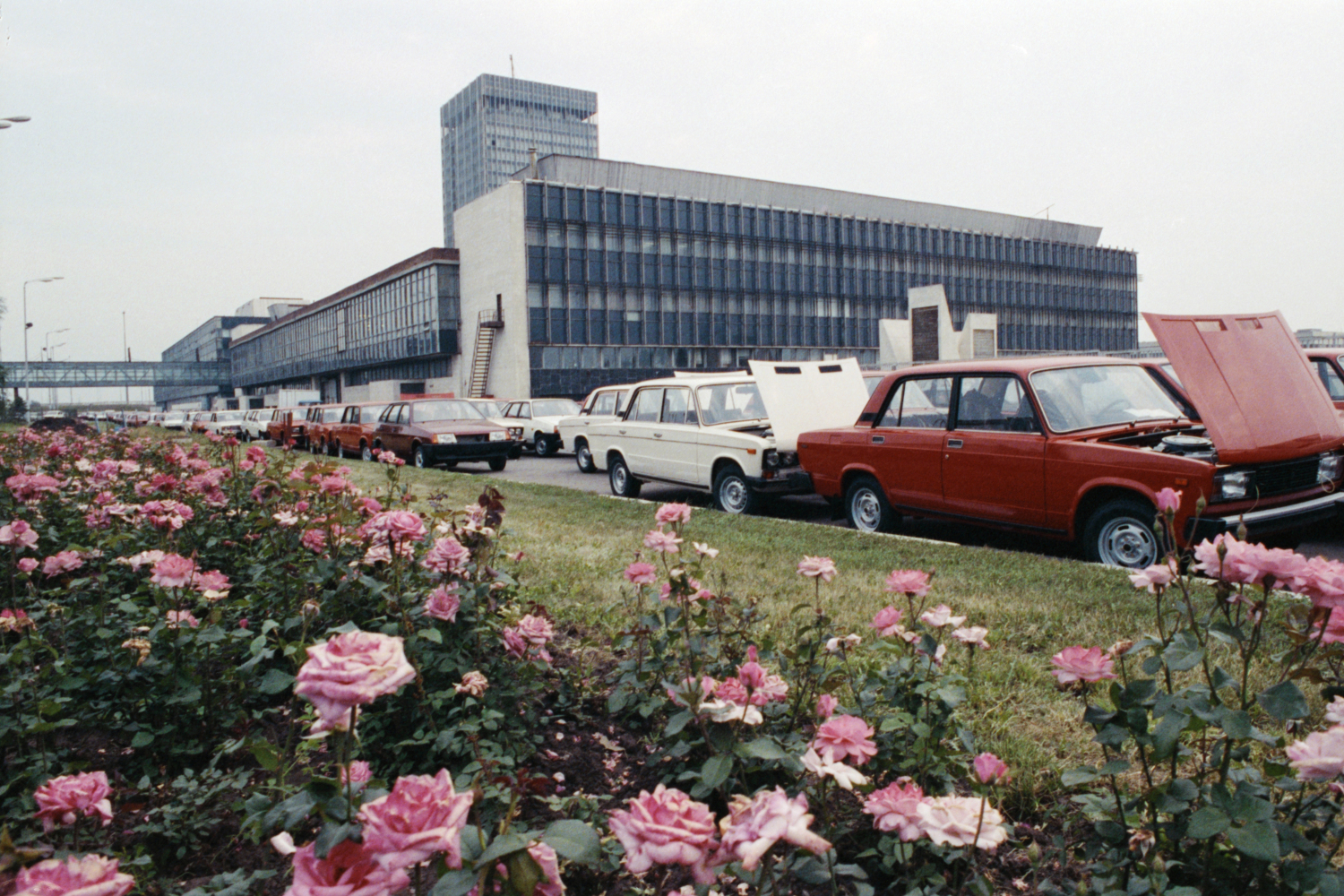 После распада СССР «АвтоВАЗ» столкнулся с серьезными трудностями. Разрыв хозяйственных связей с заводами-смежниками, оказавшимися на территории новых независимых государств, поставил предприятие на грань остановки. Например, прекращение поставок шин из Белоруссии и алюминиевых сплавов с Украины привело к простою главного конвейера: только за один день не выпустили 1193 машины. Производство упало с 740 000 авто в 1990 г. до 535 000 в 1992-м. К апрелю задолженность завода поставщикам металла превысила 3,2 млрд руб. В 1994 г. под руководством Владимира Каданникова (1988–1996) предприятие прошло процедуру акционирования, а также начался выпуск модели ВАЗ-2110.