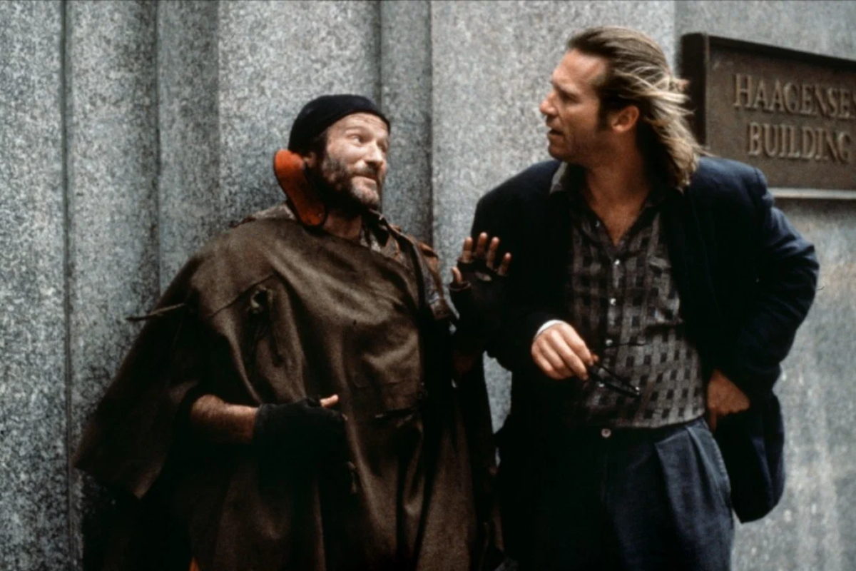 В фэнтезийном комедийно-драматическом фильме «Король-рыбак» (1991) режиссера Терри Гиллиама Уильямс исполнил роль бездомного Пэрри, пережившего трагедию и одержимого поиском Святого Грааля. Персонаж выходит за рамки образа «чудака»: сквозь внутреннюю боль он сохраняет способность замечать прекрасное и поддерживать других. Сотрудничество с Гиллиамом открыло в Уильямсе новую грань – умение убедительно воплощать героев, балансирующих на грани реальности. Для актера работа в таком стиле стала вызовом: ему пришлось метаться между внутренней свободой и жесткой режиссурой.