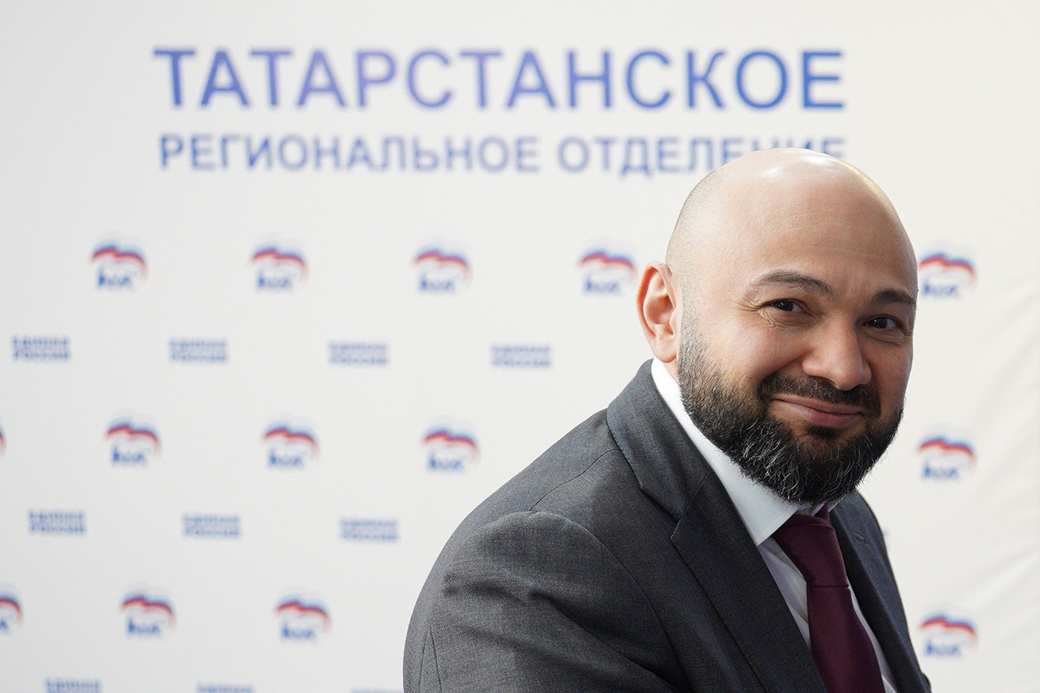 Член комитета Госдумы по безопасности и противодействию коррупции Руслан Гаджиев - 442,7 млн руб.Зарплата в Госдуме, проценты по вкладам в ВТБ и Сбербанке, прочие поступления.