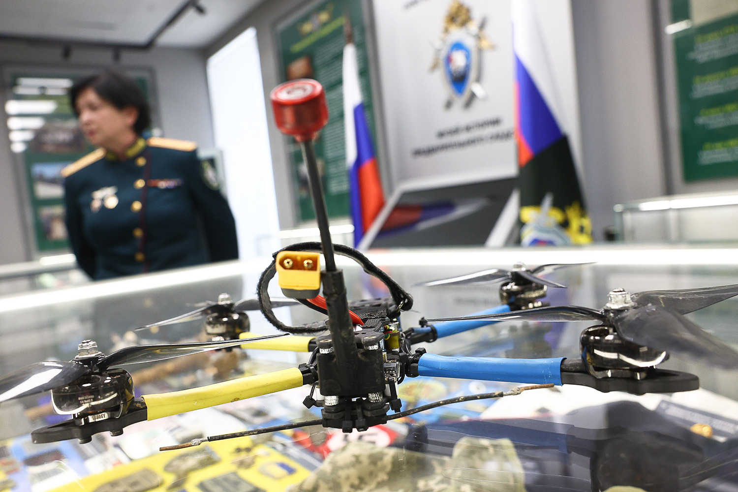 На практике работа военных следователей и криминалистов неотличима от труда их коллег, которые занимаются гражданскими делами. И те, и другие осматривают места происшествий, собирают пробы и вещдоки (например, гильзы, обломки беспилотников, потожировые следы, частицы крови и слюны), назначают по ним экспертизы, затем опрашивают очевидцев, проводят очные ставки и обыски, составляют обвинительные заключения и др.