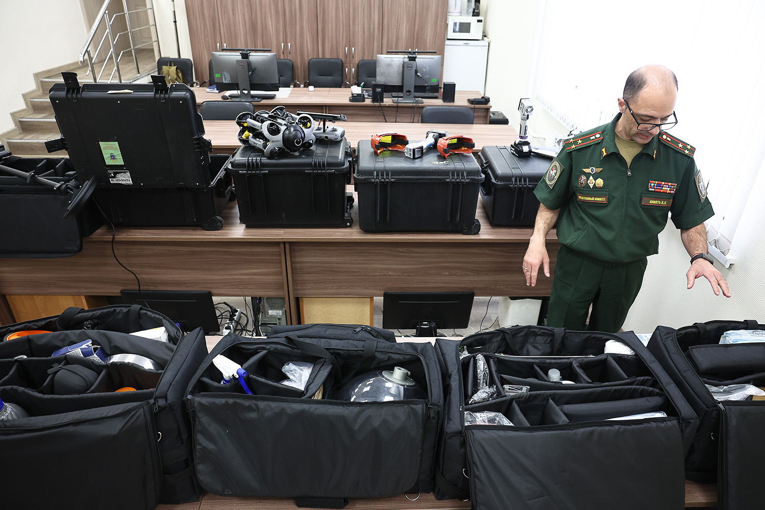 Как и коллеги по гражданским делам, военные следователи-криминалисты выезжают на места происшествий со специальными наборами-чемоданами. Комплектация зависит от характера инцидента. Например, на месте ДТП может пригодиться комплект для работы с микрочастицами (в частности, с едва заметными следами краски), но набор для работы с объектами биологического происхождения при аварии малополезен. В зависимости от ситуации криминалисты могут взять с собой маски и перчатки, фонари и щелевые осветители, гипс и силиконовые смазки, пинцеты и пробирки, градусники и проявители следов, тест-полоски для крови и др.