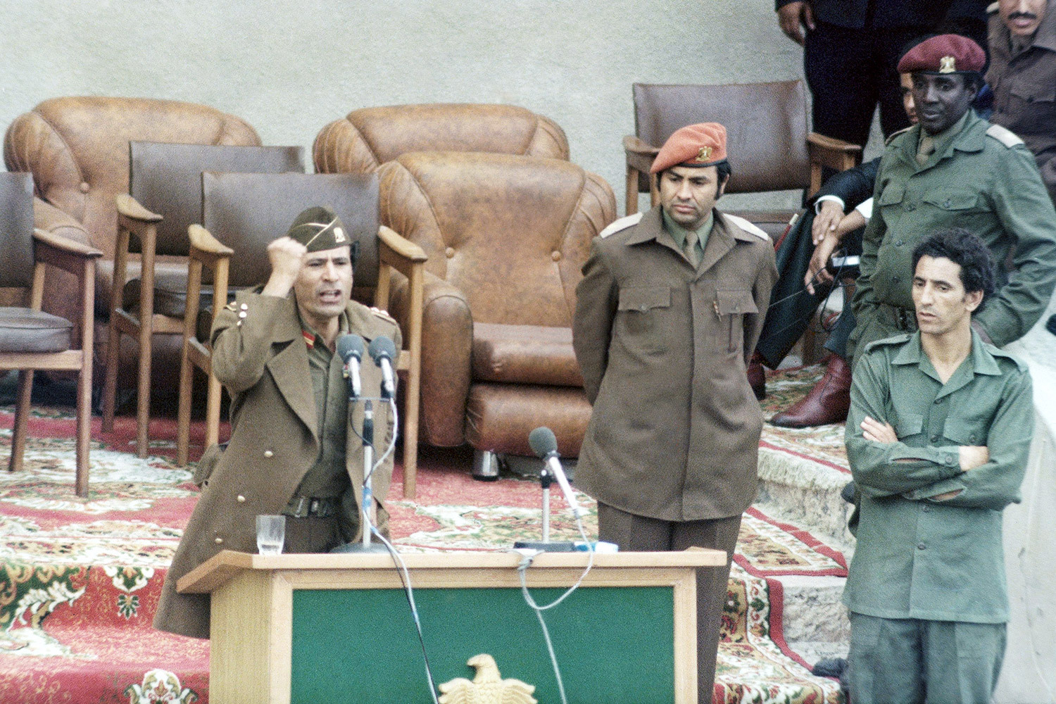 После военного переворота 1969 г. Муаммар Каддафи упразднил конституционную монархию в Ливии и начал выстраивать собственную модель государственного устройства. В «Зеленой книге» (1975–1979) он отверг представительную демократию: по его мнению, парламенты и выборы лишь передают власть элитам, а подлинное народовластие должно строиться через систему народных конгрессов и комитетов. В 1977 г. Ливию провозгласили Джамахирией («государством народных масс»), запретив политические партии. При этом реальная власть оставалась у Каддафи и его окружения, несмотря на сеть народных собраний. Система просуществовала более 40 лет и рухнула в 2011 г. после свержения режима в ходе гражданской войны. Избранного президента в Ливии нет до сих пор.