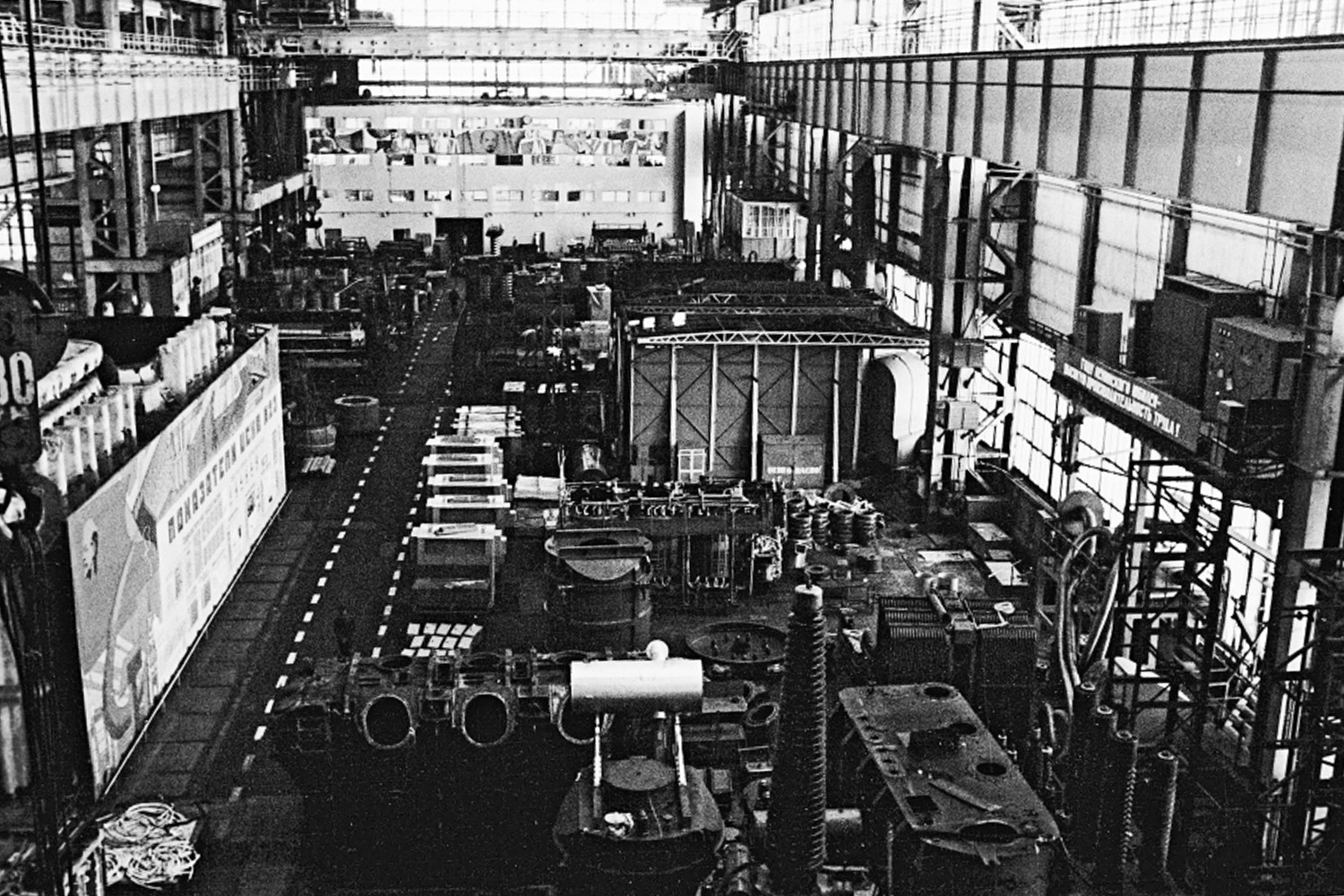 В 1925-1928 гг., в разгар программы электрификации страны, в Москве создали новый промышленный гигант – Московский электрозавод ГЭТ, объединив в нем многие профильные предприятия. К работам привлекли не только специалистов из СССР, но и инженеров из немецких концернов OSRAM и AEG. Для нужд предприятия в 1927 г. проложили 4 км железной дороги прямо от Черкизово. Эта ветка стала первой электрифицированной железной дорогой в СССР. Электровозы для нее специально собирали на заводе «Динамо».
