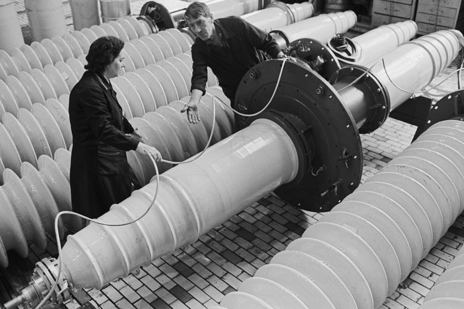 В период масштабных советских строек завод массово выпускал трансформаторы и стал крупнейшим по объемам производства электротехническим предприятием Европы. Его продукция обеспечивала крупнейшие стройки страны: ДнепроГЭС, Магнитострой, канал «Волга – Москва» и Горьковский автозавод (позднее этот список пополнится Останкинской телебашней). В 1937 г. на заводе изготовили лампы, пригодные для освещения рубиновых звезд Московского Кремля. В годы Великой Отечественной войны предприятие работало в усиленном режиме – по 11 часов в день, в том числе ремонтировали Т-34 и выпускали снаряды для «Катюш».