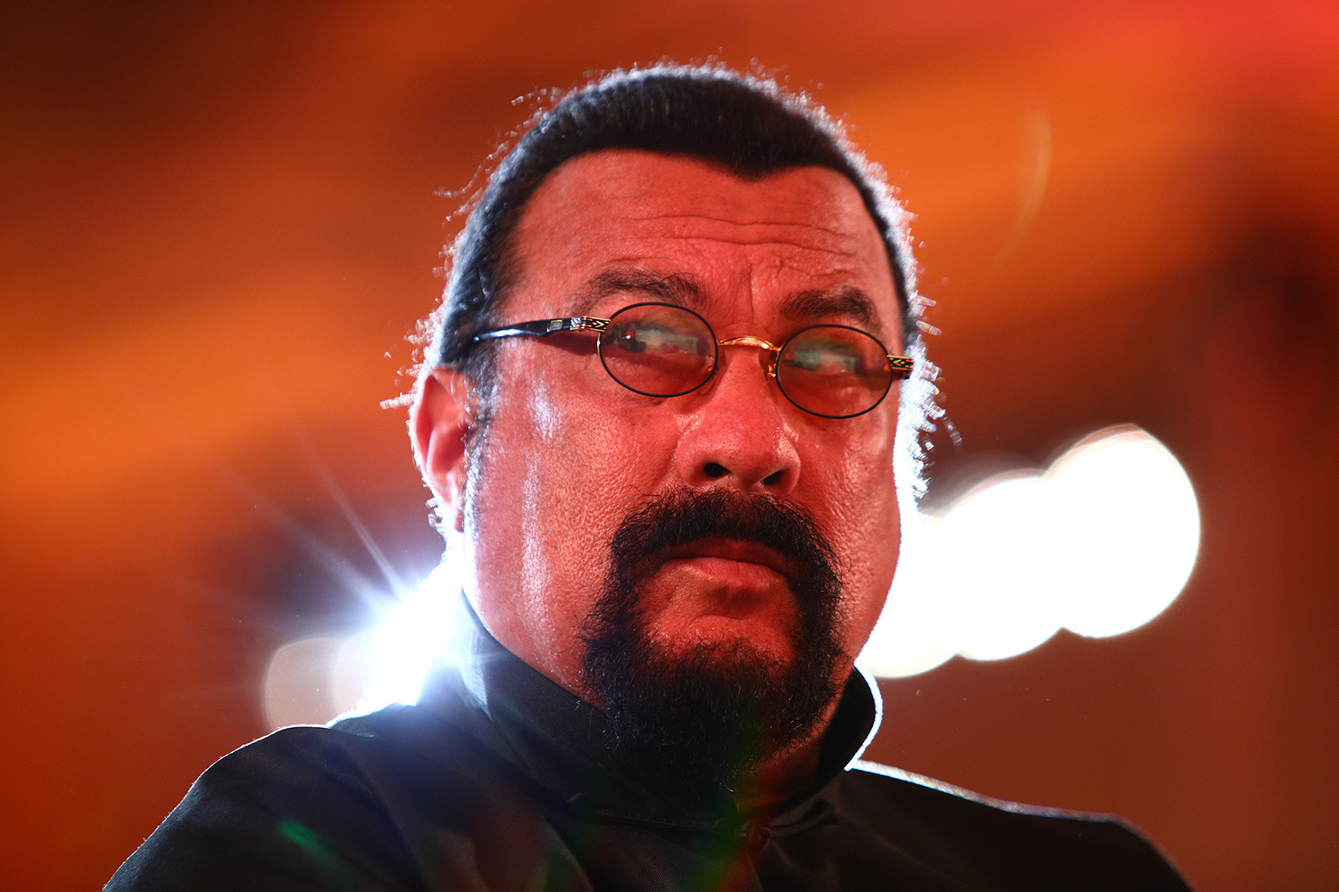Стивен Сигал считает Приморский край малой родиной своей семьи и время от времени поддерживает местных тигров. Например, в 2015 г. киноактер посетил центр «Амурский тигр» и присоединился к благотворительным торгам на ВЭФ.