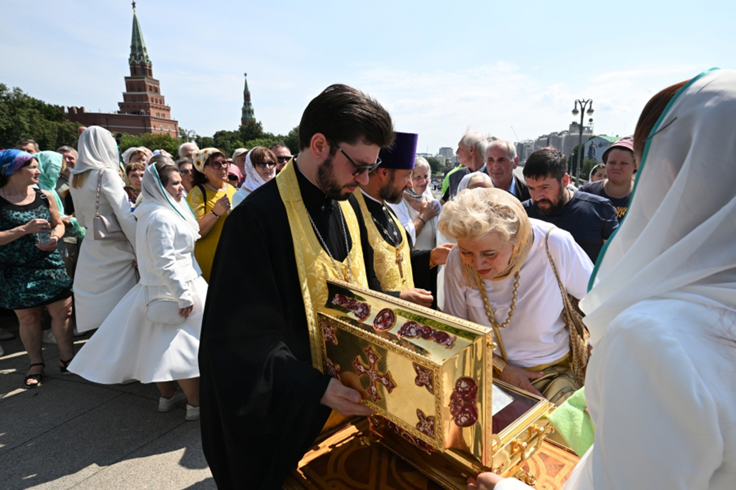 В мероприятии приняли участие митрополиты, епископы и сотни верующих. 