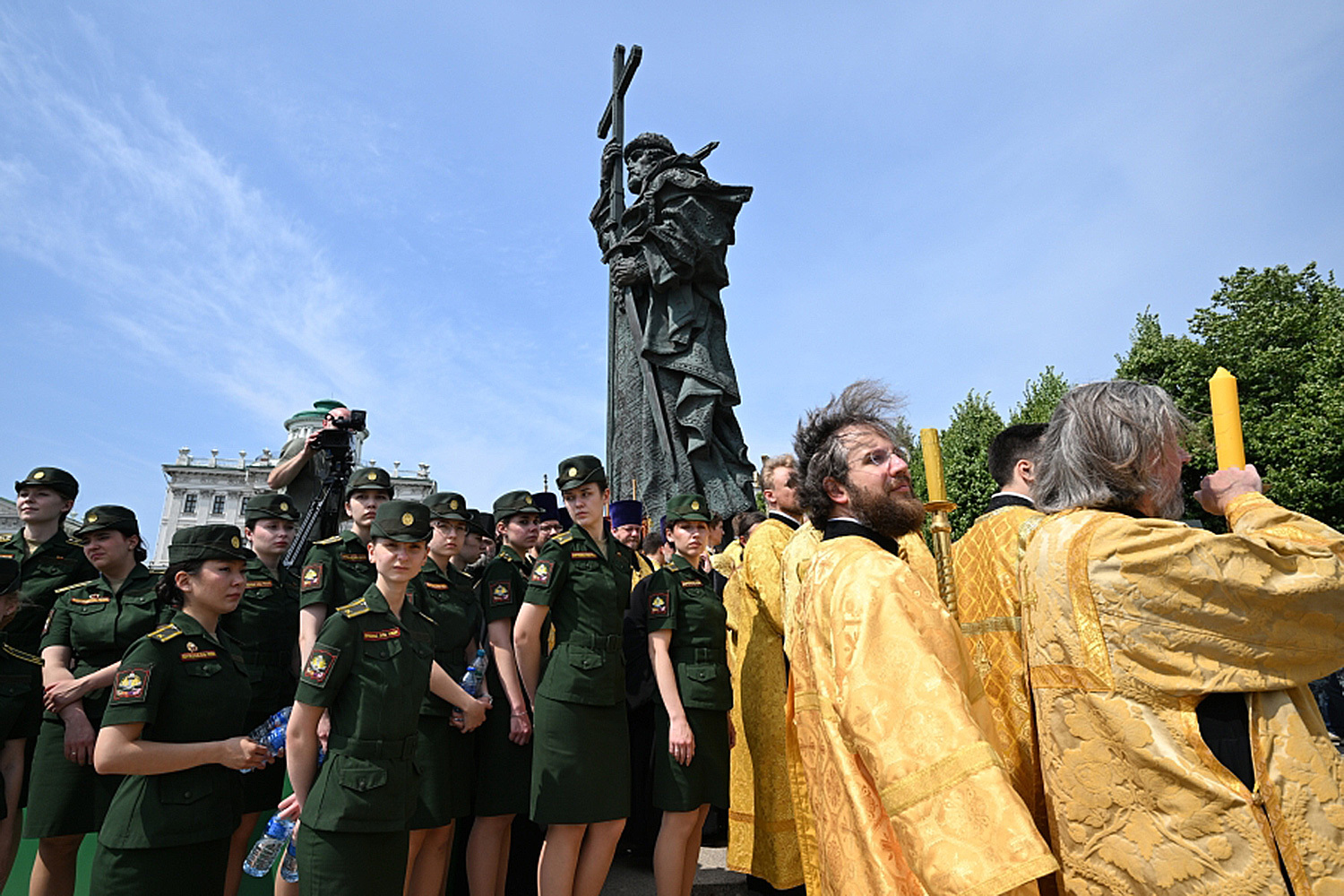 У памятника состоялся молебен, во время которого возносили молитвы об Отечестве, сохранении православной веры и народах исторической Руси.