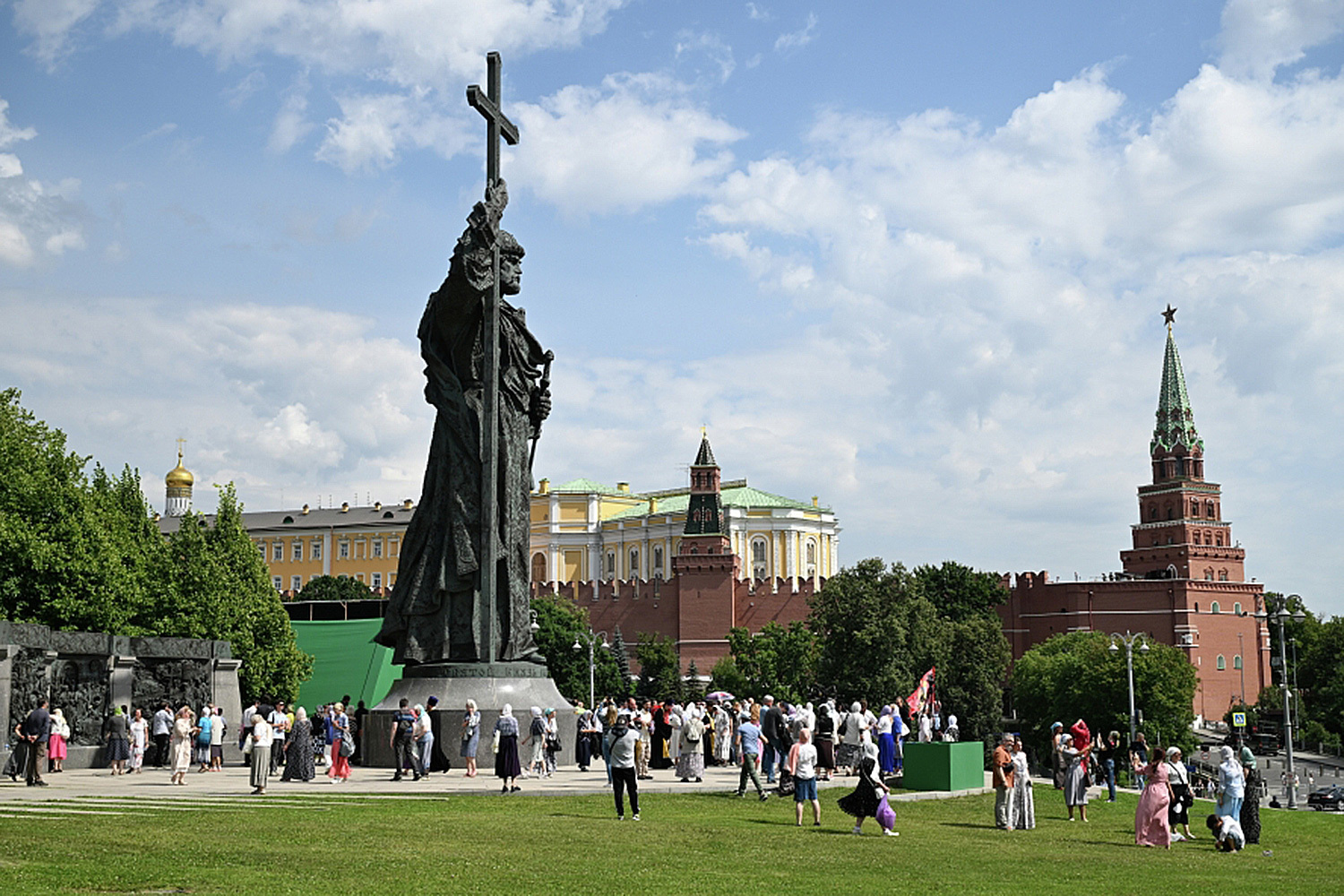 28 июля, в День Крещения Руси, в Москве прошел крестный ход. Патриарх Кирилл возглавил шествие с частицей мощей князя Владимира от Успенского собора Кремля до памятника святому на Боровицкой площади.