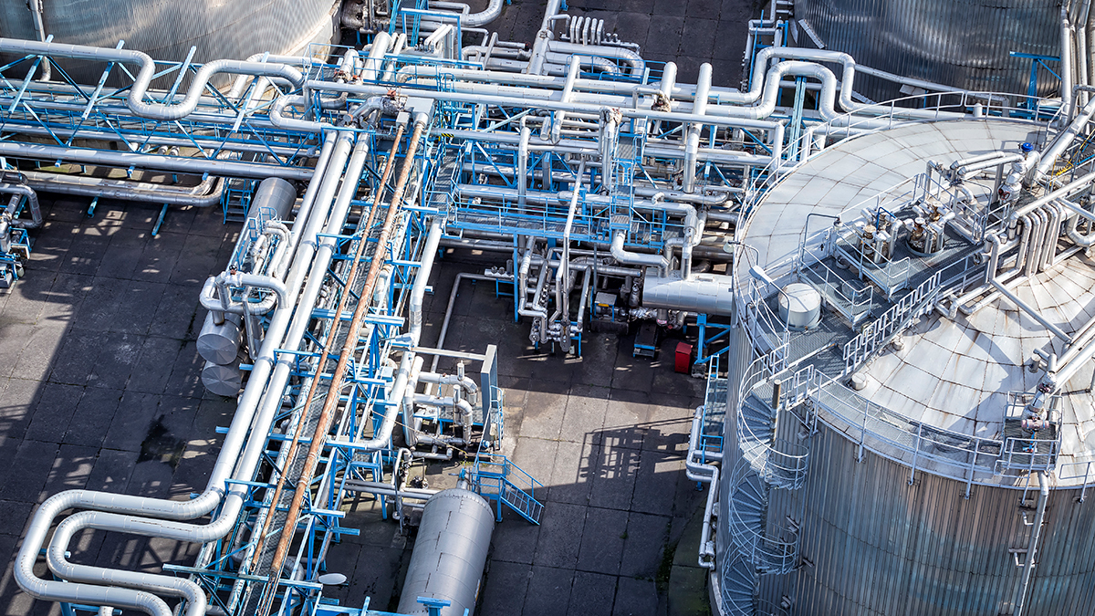 Газовые хранилища ЕС наполовину пусты, заполнить их к началу отопительного сезона будет сложно, считают эксперты