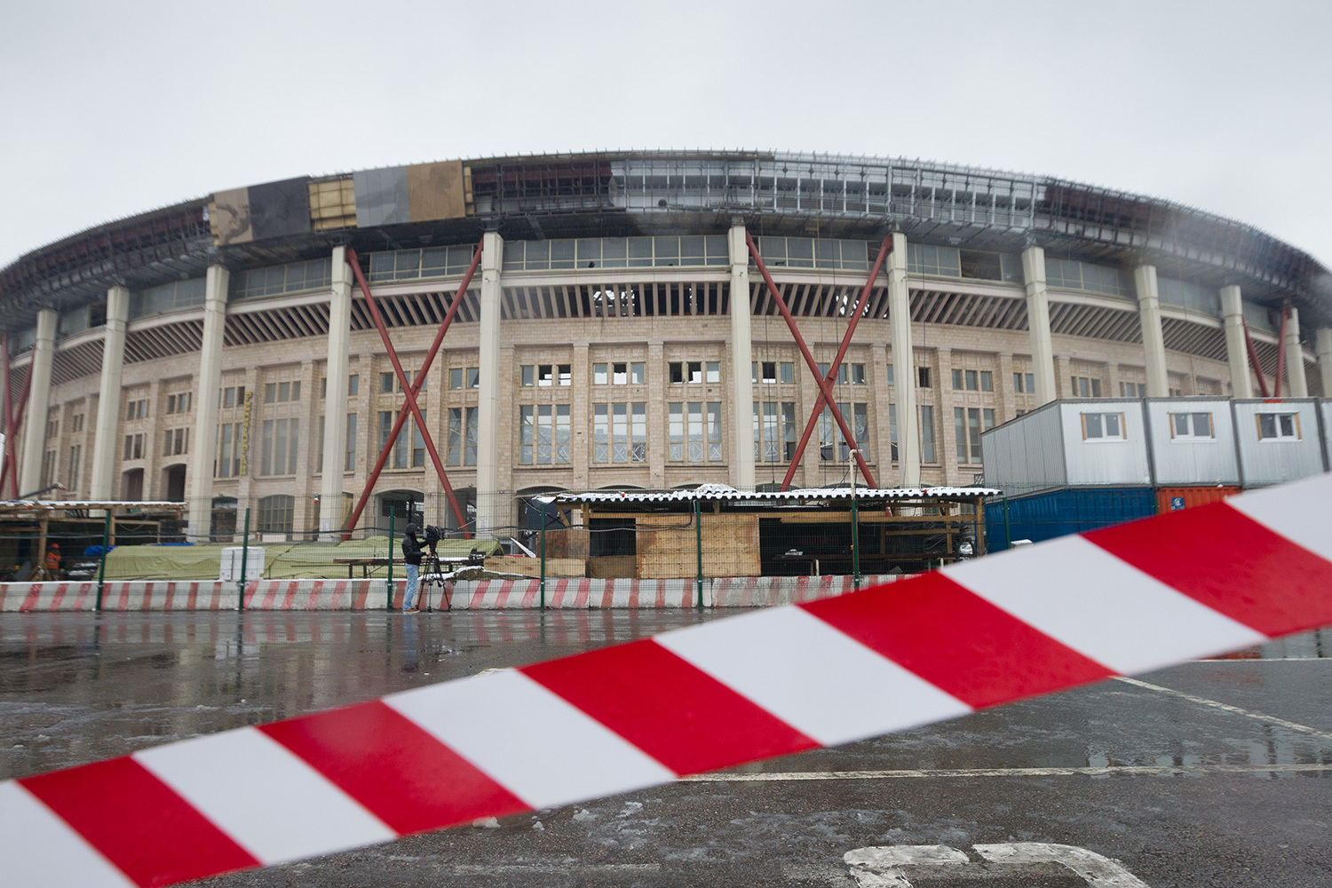 Самая масштабная реконструкция началась в 2014 г. в рамках подготовки к чемпионату мира по футболу 2018 г. Стадион сохранил исторический фасад, но преобразился изнутри: легкоатлетические дорожки убрали (арена стала чисто футбольной), изменили угол наклона трибун, чтобы приблизить зрителей к полю, увеличили вместимость до 81 000 человек. В крышу вмонтировали светодиоды, и она превратилась в огромный медиаэкран. Поле оснастили натуральным газоном с современной дренажной системой. В 2017 г. прошел первый тестовый матч после реконструкции (Россия – Аргентина). На ЧМ-2018 «Лужники» приняли семь игр, включая матч открытия, один из полуфиналов и финал. «Лужники» – это вообще пафос в хорошем смысле слова. Все, что делается для болельщиков, уникально! Это уникально для всей нашей организации», – говорил журналистам президент ФИФА Джанни Инфантино.