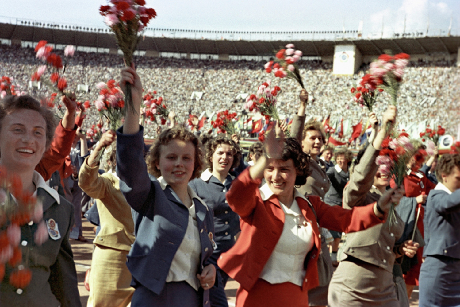 В 1957 г. на стадионе прошла церемония открытия VI Всемирного фестиваля молодежи и студентов, гостями которого стали 34 000 человек из 131 страны. В 1960-х «Лужники» начали принимать чемпионаты мира по разным видам спорта и международные футбольные матчи. Тогда же открылась Футбольная школа молодежи, воспитавшая таких спортсменов, как Валерий Воронин (полузащитник московского «Торпедо») и Игорь Численко (нападающий столичного «Динамо»).