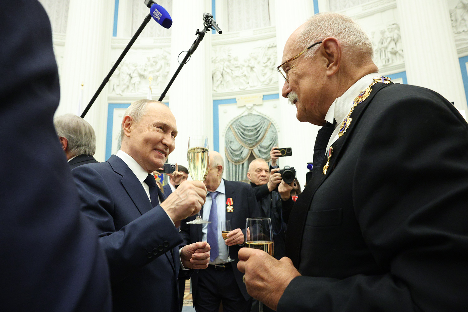 Режиссер, председатель правления Союза кинематографистов России Никита Михалков«Еще до того, как он был президентом, до того, как он был премьер-министром. Он уже работал в администрации. Меня пригласили со странным вопросом: “Действительно ли вы собираетесь баллотироваться в президенты?” Я сказал, что нет. Так мы и познакомились. Он верный друг. Мы встречаемся по каким-то поводам, но они не носят регулярного характера. Я имею возможность общаться и рад этой возможности. Но стараюсь ей не злоупотреблять. Я никогда и ничего не попросил у него для себя. Однажды, когда он у меня был, и ребята из ФСО сказали: "Знаешь, почему он у тебя любит бывать? Потому что он никогда не выходил отсюда с папкой бумаг, которые ему насовали люди, которые присутствовали"» (в интервью блогеру Юрию Дудю (внесен в реестр иностранных агентов), ноябрь 2018 г.). Путин, в свою очередь, отмечал, что в их отношениях «есть какая-то, как сейчас модно говорить, химия». Такое признание прозвучало в документальном фильме «Никита Михалков».