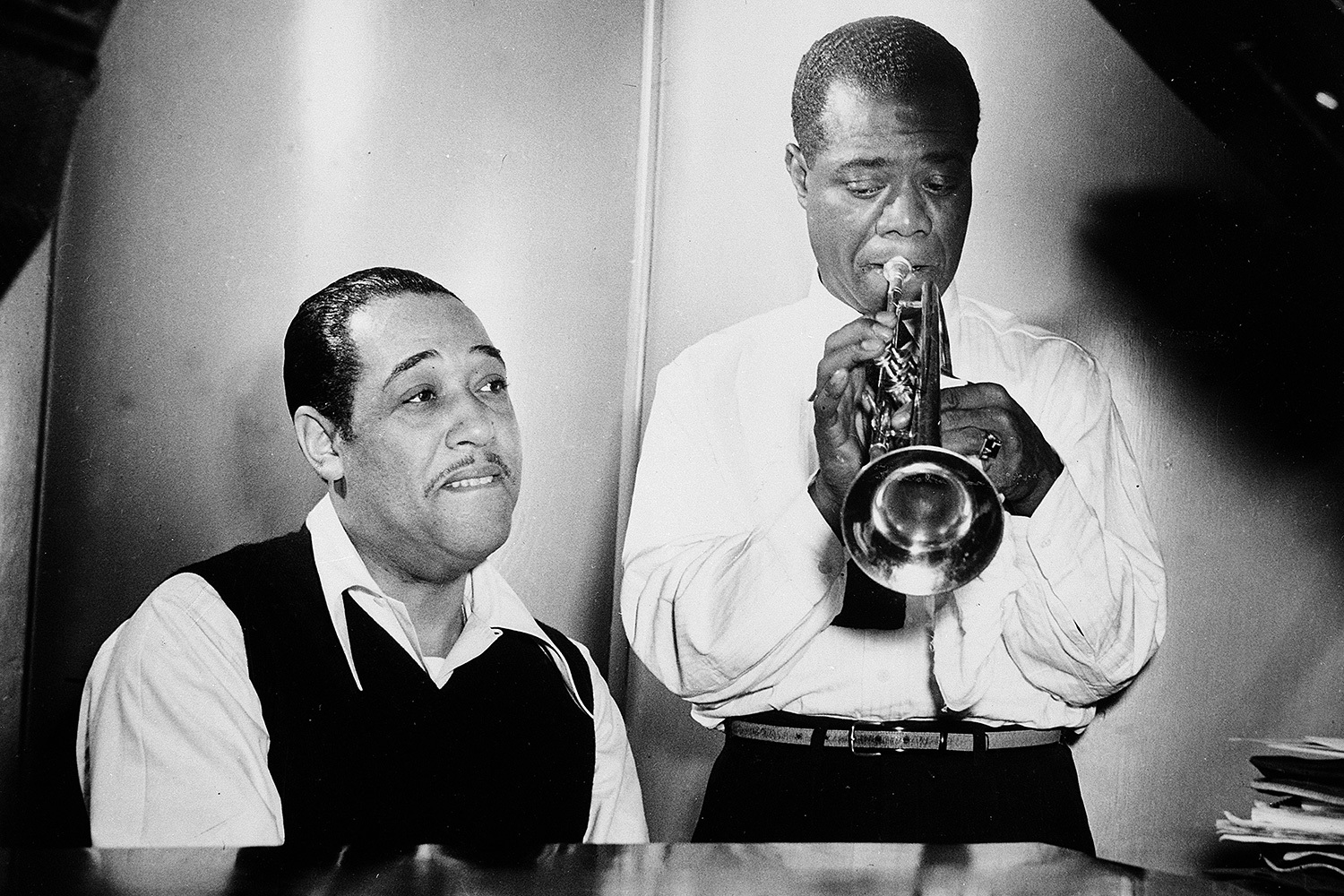 В 1928 г. музыкант записал «West End Blues», открывающуюся виртуозным соло на трубе, которая превратила его в восходящую звезду (в 1979 г. включена в Зал славы «Грэмми»), а также «Potato Head Blues», ломавшую привычный новоорлеанский шаблон коллективной игры. В аккомпанементе слышны характерные для эпохи элементы: банджо, туба и ударные. Записи стали хрестоматийным примером раннего чикагского джаза. 