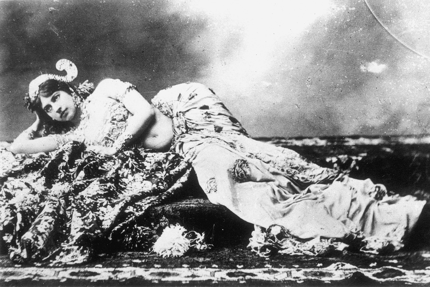 150 лет назад, 7 августа 1876 г., родилась Маргарета Гертруда Зелле, более знакомая всем как Мата Хари. Она прославилась как экзотическая танцовщица во Франции, самая высокооплачиваемая куртизанка в Европе и двойной агент во время Первой мировой войны. Известные шпионки – в галерее «Ведомостей».Маргарета Гертруда Зелле появилась на свет в Нидерландах, а после неудачного брака с офицером уехала в Францию, где обрела славу экзотической танцовщицы. Сценическое имя Мата Хари, который в переводе с малайского означает «глаз дня» («солнце»), по одной из версий, придумал промышленник и коллекционер восточного искусства Эмиль Гиме. Он представил ее парижской публике как артистку из Индии.Во время Первой мировой войны танцовщицу предположительно завербовала немецкая разведка, присвоив кодовое имя H-21. По версии обвинения, Мата Хари добывала сведения у высокопоставленных офицеров, состоявших с ней в близких отношениях, а позднее начала сотрудничать с французами. Однако историки сомневаются в масштабе ее шпионской деятельности: вероятно, французские власти превратили Мату Хари в образ «опаснейшей шпионки» для показательного процесса на фоне военных неудач. Арест последовал в 1917 г. после перехвата немецкой телеграммы с упоминанием агента H‑21. На допросах Маргарета призналась, что была завербована немцами еще в 1915 г. в Гааге, но настаивала, что на самом деле работала на союзников. Ее приговорили к смертной казни и расстреляли 15 октября 1917 г. Тело передали в Музей анатомии в Париже.