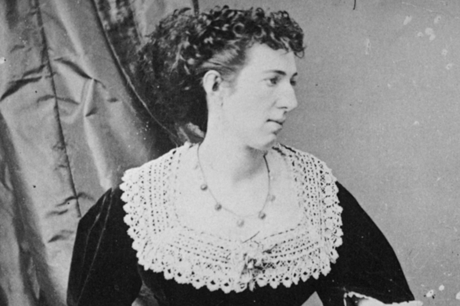 Белл Бойд (1844–1900), прозванная «красивой мятежницей», была шпионкой Конфедерации во время Гражданской войны в США. По ее словам, все началось с инцидента: в июле 1861 г. 17‑летняя Бойд застрелила пьяного солдата‑северянина, ворвавшегося в ее дом. Историки считают, что шпионская деятельность девушки развивалась постепенно, а сама Бойд приукрашивала биографию. После оправдательного приговора за домом Бойд установили наблюдение. Очаровав одного из следивших за ней офицеров, девушка начала выведывать военные секреты. Информацию она передавала конфедератам через служанку Элайзу Хоупуэлл. Та прятала послания в выдолбленном корпусе карманных часов. Один из самых успешных эпизодов – передача генералу Стоунволлу Джексону сведений о планах отступления северян. Бойд подслушала их, спрятавшись в комнате над гостиной отеля, где проходил военный совет. Ее неоднократно арестовывали, но всякий раз она выходила на свободу. После войны Бойд стала актрисой и лектором, рассказывая о своих «подвигах».