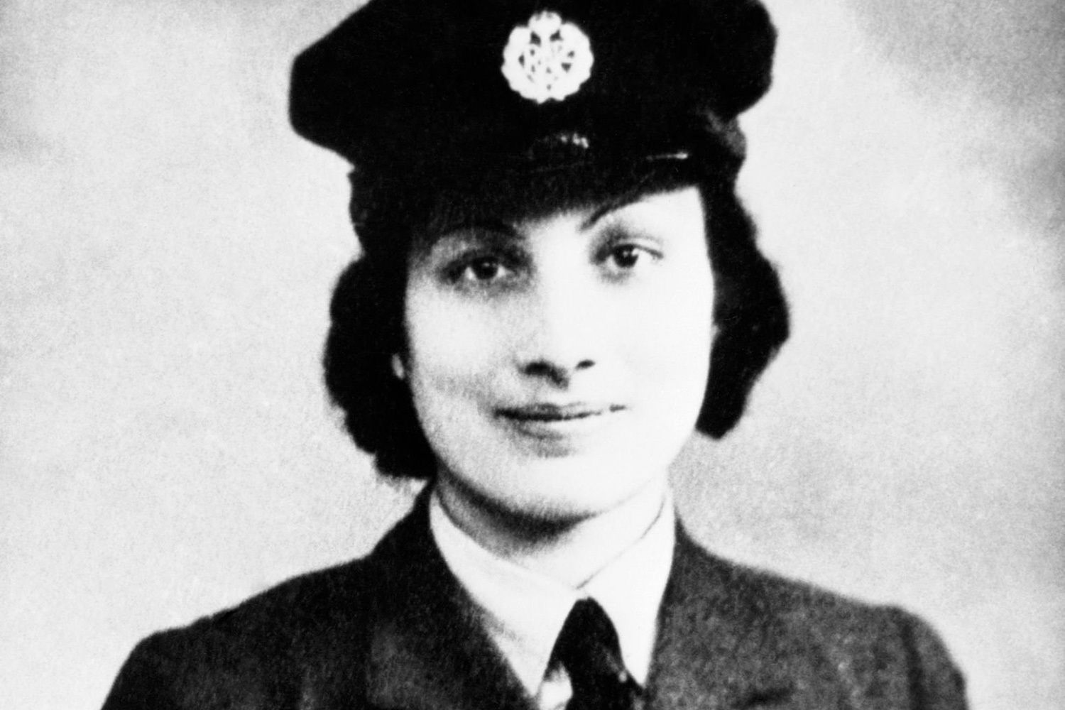 Нур Инаят Хан (1914–1944) – британская разведчица индийского происхождения, ставшая первой женщиной-радисткой, которую Управление специальных операций отправило в оккупированную Францию. В ночь на 17 июня 1943 г. она высадилась на французской территории под кодовым именем «Мадлен». Работа радистки была крайне опасной: средняя продолжительность жизни полевого агента составляла всего шесть недель. Однажды, пытаясь установить радиоантенну, Хан была замечена немецким офицером, но сумела расположить его к себе и убедить помочь с монтажом оборудования. В октябре 1943 г. ее арестовали сотрудники гестапо. Вероятным предателем считают Рене Гарри – сестру одного из подпольщиков, с которым сотрудничала Хан. В течение месяца ее подвергали допросам, но она ничего не выдала. В 1944 г. шпионку казнили в концлагере Дахау. Ее последним словом, согласно показаниям офицера СС, присутствовавшего при казни, было «liberté» (свобода). Посмертно она была удостоена Георгиевского креста и французского Военного креста.