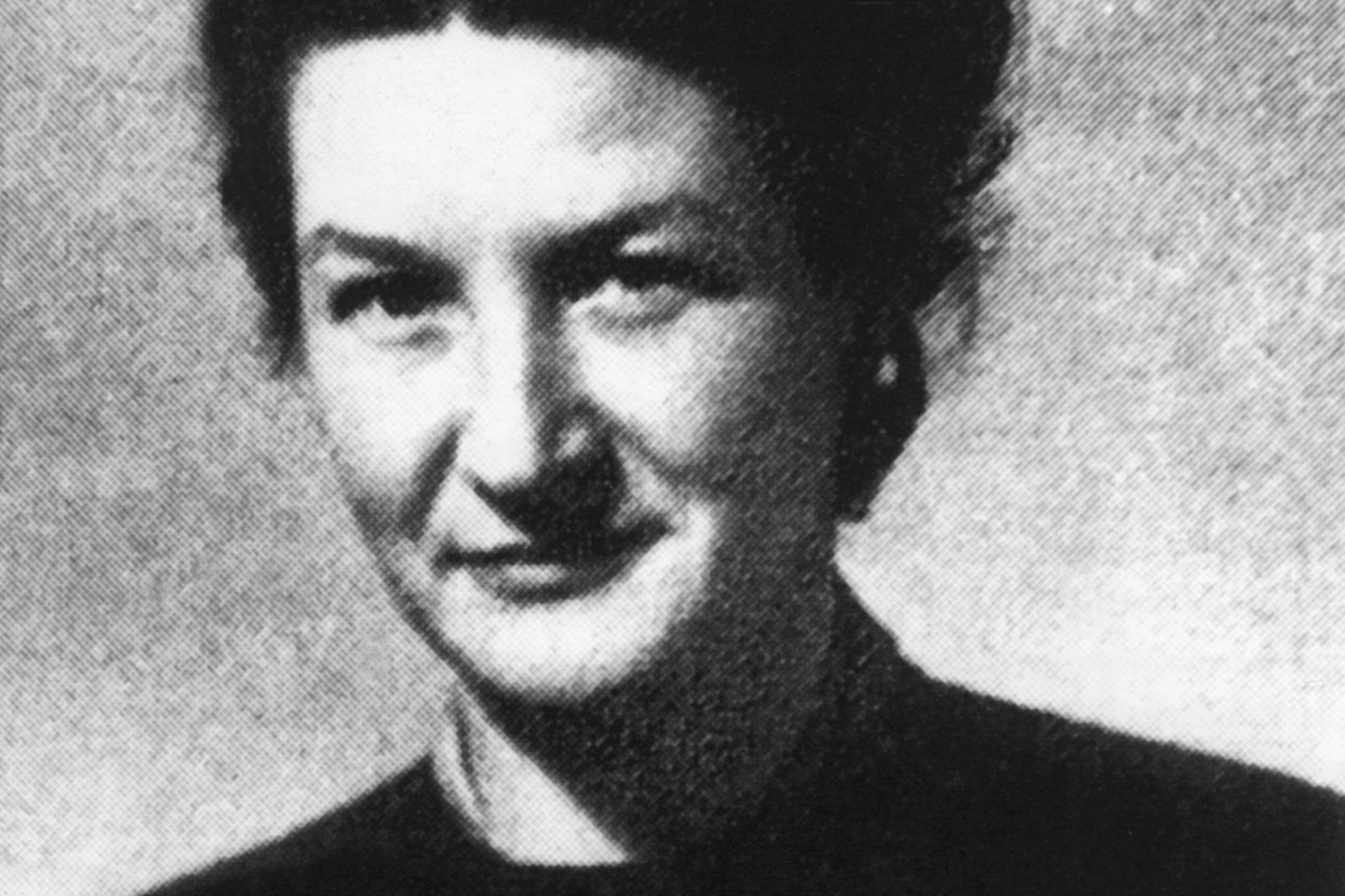 Американка Вирджиния Холл (1906–1982) сотрудничала с британским Управлением специальных операций и американским Управлением стратегических служб во время Второй мировой войны. Из-за ампутированной ноги и деревянного протеза она получила прозвище «Хромая леди». В госдепартаменте США ее кандидатуру отклонили из-за инвалидности, но для британской разведки эта особенность стала преимуществом – Холл не вызывала лишних подозрений. В августе 1941 г. Холл стала первой британской женщиной-агентом, внедренной во Францию. Согласно ряду источников, в 1944-м она координировала действия 1500 бойцов сопротивления, организовала 27 парашютных выбросок оружия и направила в Лондон 37 разведдонесений. Она была отмечена крестом «За выдающиеся заслуги» – и стала единственной гражданской женщиной, получившей эту награду в годы войны. В 1945 г. президент Гарри Трумэн хотел публично вручить ей награду, но Холл попросила провести церемонию в частном порядке, чтобы сохранить возможность дальнейшей работы под прикрытием.