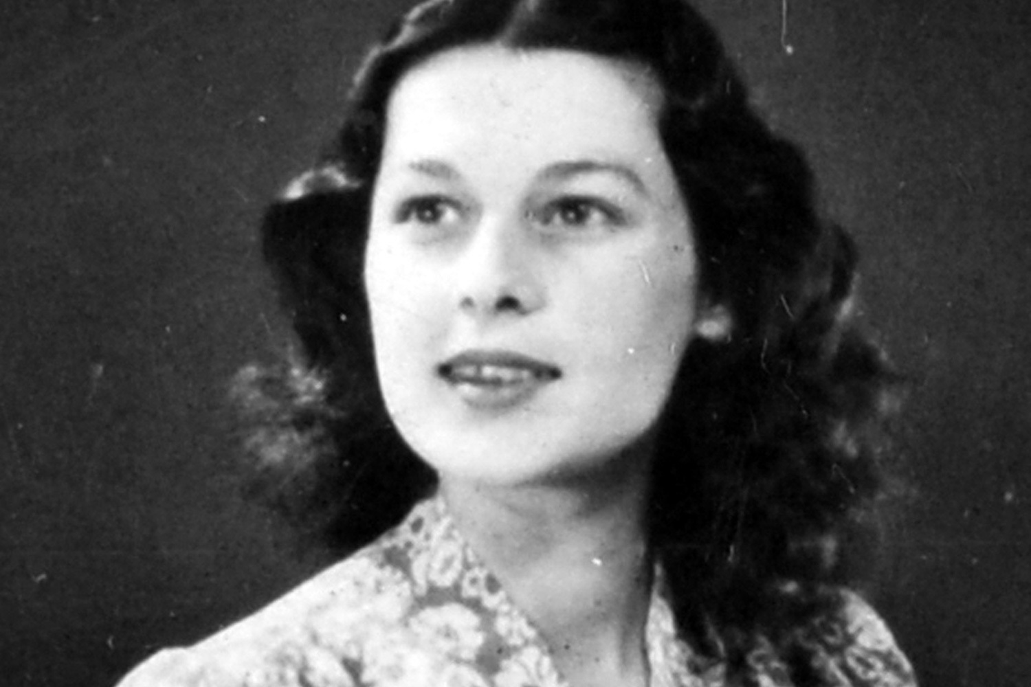 Британская шпионка Виолетта Сабо (1921–1945) работала на Управление специальных операций во время Второй мировой войны. В апреле 1944 г. она отправилась во Францию в качестве курьера, чтобы восстановить сеть сопротивления, разрушенную гестапо. Миссия прошла успешно, и она согласилась на второе задание. Вскоре после высадки союзников в Нормандии она вновь была переброшена во Францию.Спустя три дня ее автомобиль остановили на немецком блокпосту. Сабо прикрывала отход товарищей, ведя огонь из автомата до тех пор, пока не закончились патроны. После этого она попала в плен, где подверглась жестоким пыткам, но не выдала никаких сведений. Ее депортировали в концлагерь Равенсбрюк, где в январе 1945 г., в возрасте 23 лет, казнили. Посмертно Виолетту Сабо наградили британским Георгиевским крестом за исключительную храбрость. Судьба шпионки легла в основу фильма 1958 г. «Высеки ее имя с гордостью».