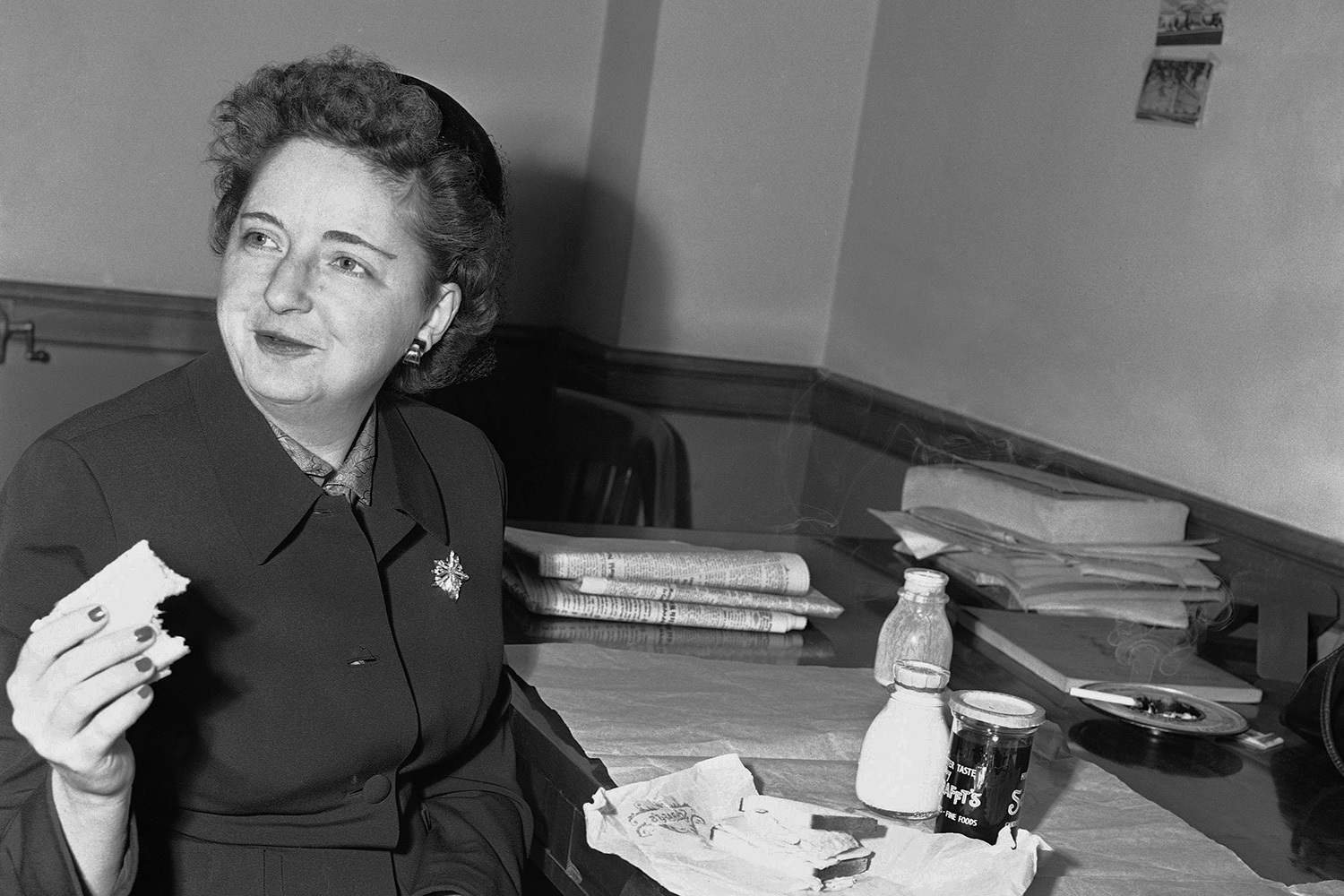 Элизабет Бентли (1908–1963), прозванная «Красной королевой шпионажа», работала на советскую разведку в годы Второй мировой войны. В 1938 г. американку привлек к работе Яков Голос – высокопоставленный агент советской разведки, ставший ее наставником и возлюбленным. Бентли выполняла функции курьера и связной в сети, охватывавшей десятки американских чиновников.После смерти Голоса в 1943 г. Бентли продолжила руководить его сетью. Однако со временем советские кураторы начали сомневаться в ее надежности и даже планировали устранение. Чтобы спасти себя, в 1945 г. Бентли перешла на сторону ФБР: она раскрыла около 80 имен агентов и подробно рассказала о структуре советской шпионской сети в США. Позднее Бентли выступала перед комитетом по расследованию антиамериканской деятельности, давала показания на судебных процессах (в том числе по делу Розенбергов), писала мемуары и читала лекции.