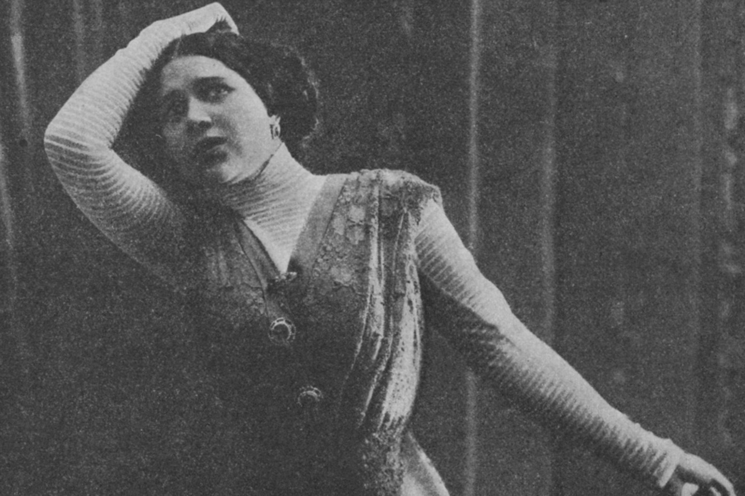 Надежда Плевицкая (1884–1940), известная как «Курский соловей», начинала карьеру в хоре, а затем стала одной из самых популярных исполнительниц народных песен в Российской империи и любимицей императора Николая II. После революции и Гражданской войны Плевицкая эмигрировала во Францию вместе с мужем – генералом Николаем Скоблиным, занимавшим руководящий пост в Русском общевоинском союзе (РОВС). В 1930 г. супругов завербовала советская разведка, и в течение семи лет они передавали в Москву сведения о деятельности РОВС под псевдонимами «Фермер» и «Фермерша».Одним из самых известных эпизодов их работы стало участие в похищении председателя РОВС генерала Евгения Миллера в Париже в 1937 г. Скоблин заманил Миллера на встречу с советскими агентами, после чего того вывезли в СССР и расстреляли. После исчезновения Миллера Скоблин скрылся, а Плевицкую арестовали французские власти. Ее приговорили к 20 годам каторжных работ. Шпионка отбывала наказание во французской тюрьме, где скончалась в 1940 г. при невыясненных обстоятельствах.