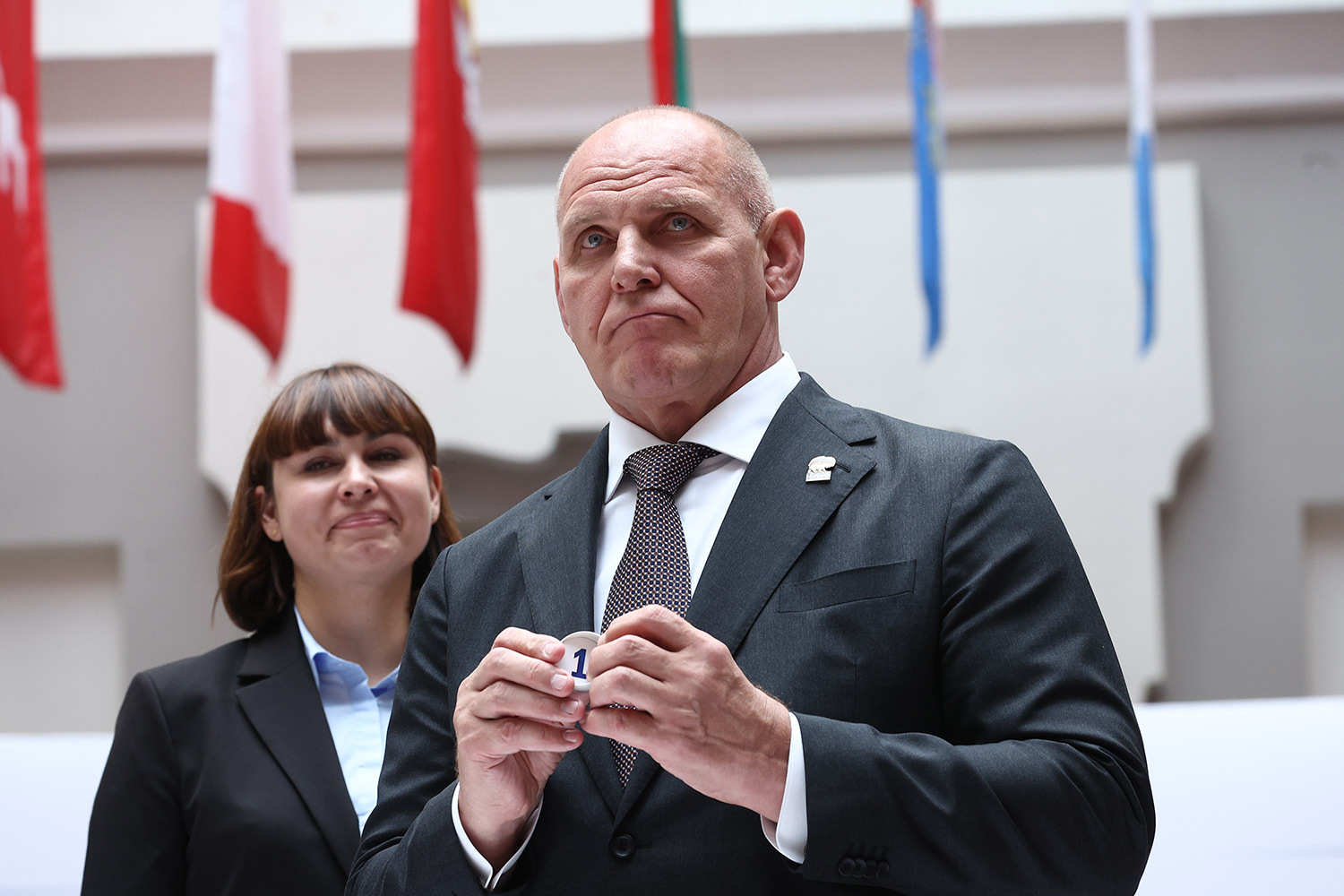 Герой России и сенатор Александр Карелин, представлявший «Единую Россию», вытянул из лототрона шар с номером «1», закрепив за партией первую строчку в федеральном списке.