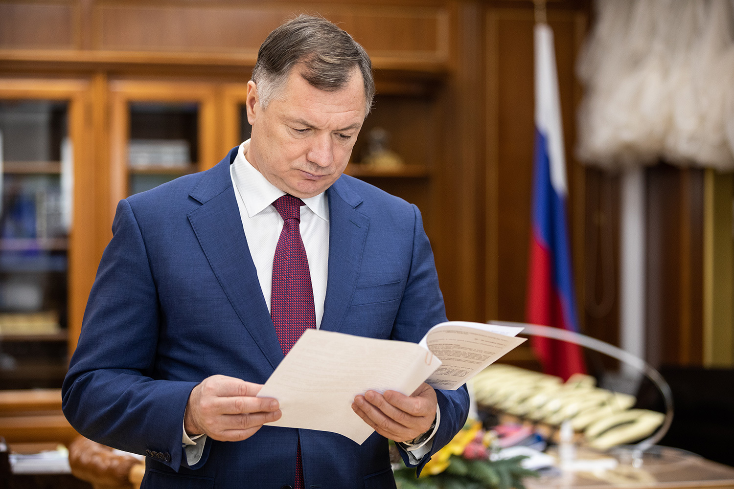 В январе 2020 г. Хуснуллин был назначен заместителем председателя правительства РФ. На федеральном уровне он сосредоточился на координации строительной отрасли страны, реализации нацпроектов в сфере жилья и городской среды, на развитии транспортной инфраструктуры (дорог, мостов, аэропортов). В зоне его ответственности также оказались региональное развитие (за исключением ДФО), социально‑экономическое развитие Крыма и Севастополя, сотрудничество с Абхазией и Южной Осетией. В интервью вице-премьер описывает себя как жесткого, системного и быстрого руководителя, у которого «все четко уложено», нет времени на долгие разбирательства, а в приоритете всегда стоит результат и работа на износ.