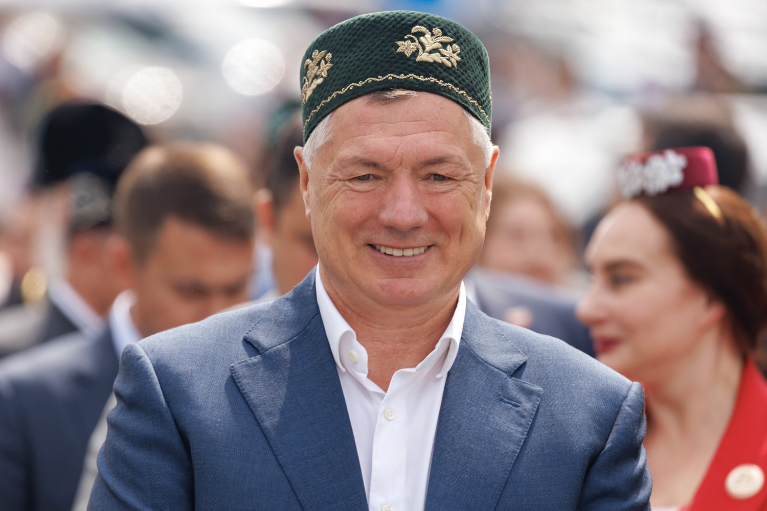 Марат Хуснуллин родился 9 августа 1966 г. в Казани, однако детство и юность провел в Чистополе, расположенном на левом берегу реки Камы. Его мать работала медиком на теплоходе и часто брала сына в речные круизы. «Не забуду, как в 13 лет впервые отдежурил вахту рулевым мотористом. Восемь часов отстоял, по всем правилам. Капитан страховал, но я сам управлял судном, хоть и числился учеником», – вспоминал вице-премьер в интервью ТАСС. Он всерьез задумывался о поступлении в институт инженеров водного транспорта в Горьком (сейчас – Нижний Новгород). Но в конечном счете принял решение остаться в родных краях.В 1983 г. Хуснуллин поступил в Казанский государственный финансово-экономический институт (КГФЭИ). Учебу юноша совмещал с работой лаборантом в КГФЭИ, однако в 1984 г. его призвали в армию. После двухлетней службы он восстановился в институте. Как рассказывал Хуснуллин СМИ, строительством он занялся в 1987 г. «Еще учась в Казанском государственном финансово-экономическом институте, создал ремонтно-строительный кооператив «Темп», начинал в нем главным бухгалтером, потом стал председателем», – отмечал он.