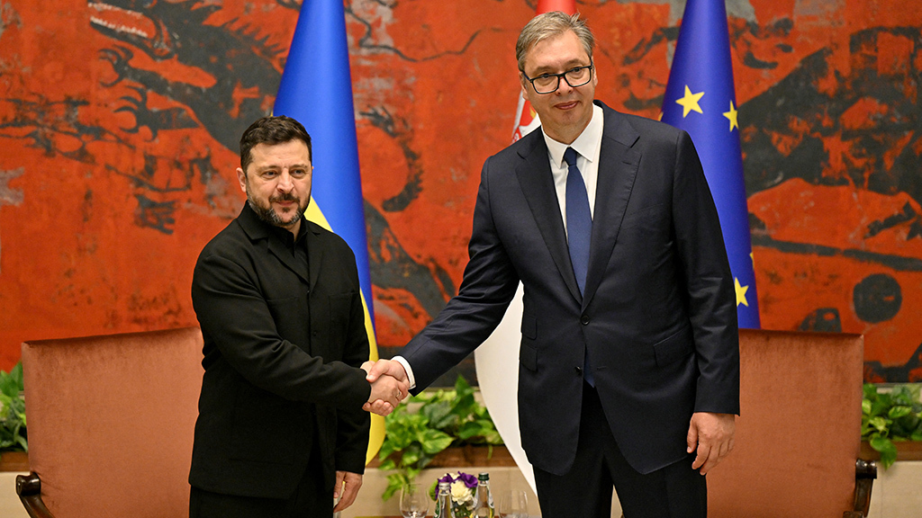 Президент Сербии Александр Вучич пообещал помочь президенту Украины Владимиру Зеленскому и подарил ему $2 млн евро