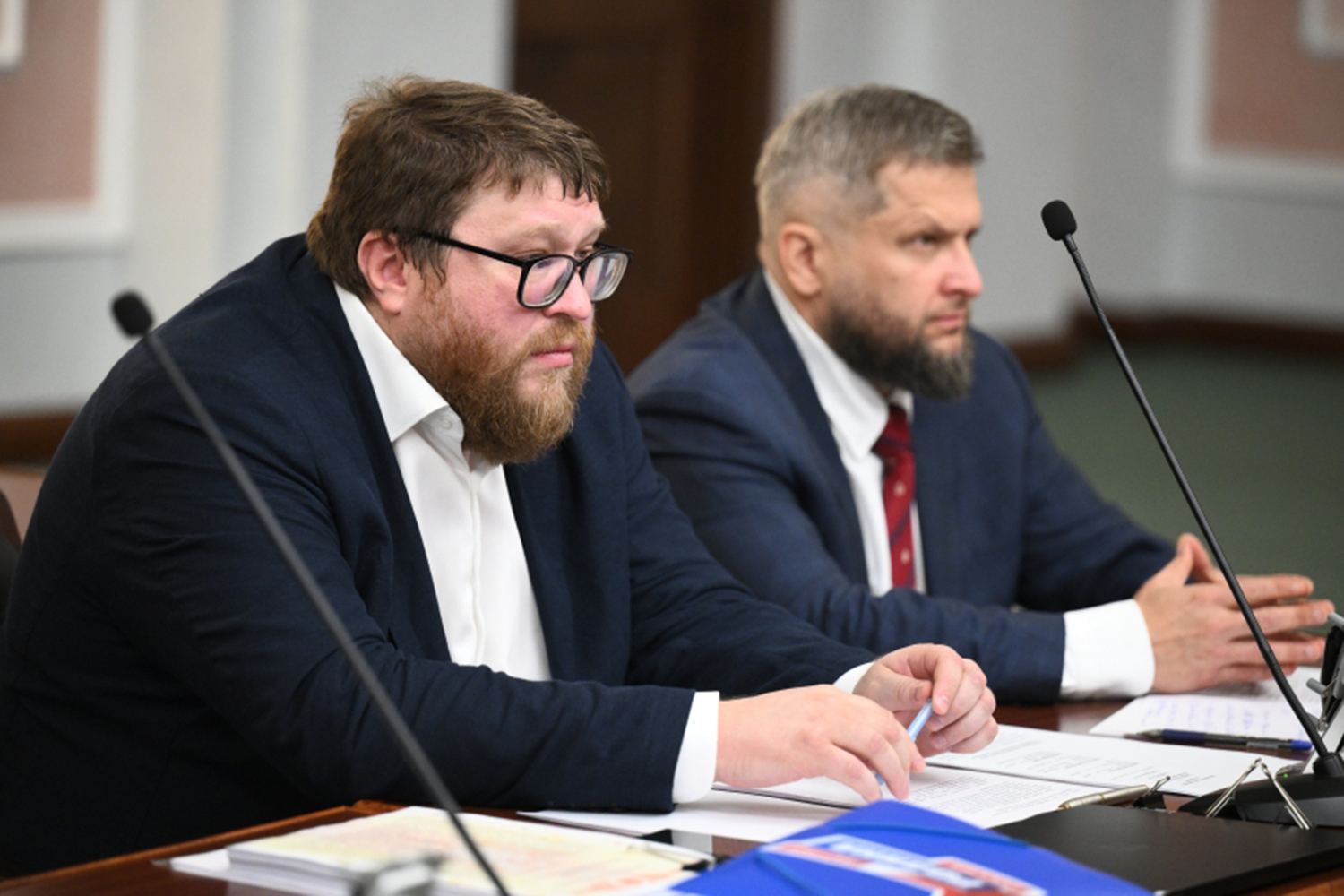 В 40-страничном иске «Родины» юристы партии предположили, что «Яблоко» в отсутствии согласия правообладателей разместило на своем сайте эмблемы конкурентов, строки из стихотворения «Пусть всегда будет солнце» и пьесы «Пять вечеров». Также они заявили, что конкуренты опубликовали результаты генерации ChatGPT, хотя «его использование запрещено на территории России», а известный в течение многих лет логотип «Яблока» – видоизмененный плакат Эль (Лазаря) Лисицкого под названием «Клином красным бей белых». На фото слева: юрист партии «Родина» Алексей Новоселов.