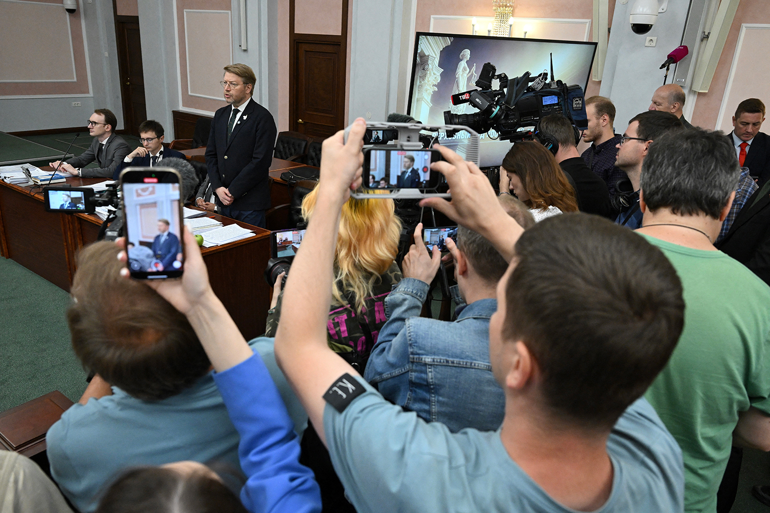 10 августа Верховный суд отменил регистрацию федерального списка кандидатов партии «Яблоко» на выборах в Госдуму России. Такое решение впервые принято по иску другой партии – «Родины». Многие из ее претензий к конкурентам были связаны с нарушениями правил ведения предвыборной агитации и норм в области интеллектуальной собственности.&nbsp;Решение может быть обжаловано в течение 5 дней. Если этого не произойдет, в бюллетене станет одной партией меньше.