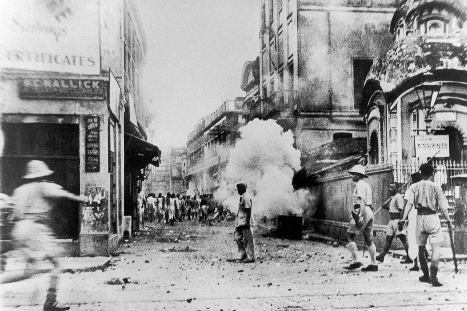 16 августа 1946 г. в Калькутте начались вооруженные столкновения между мусульманами и индуистами, которые продлились три дня. По разным оценкам, во время межрелигиозных погромов погибли от 4000 до 10 000 человек. Считается, что именно эти события окончательно разделили Индию и Пакистан.