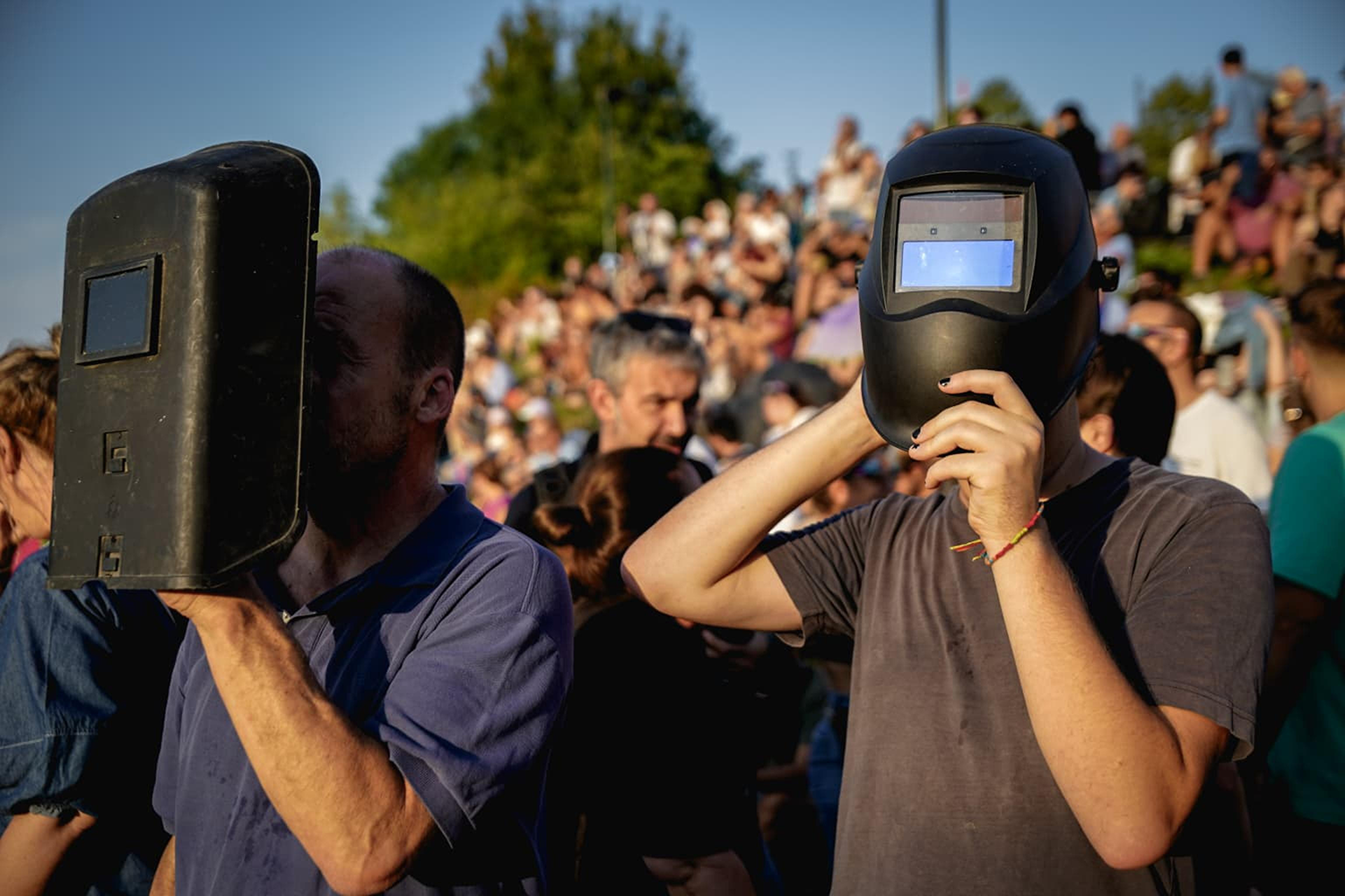 В Италии использовали нынешнее затмение, чтобы протестировать новый прибор для изучения солнечной короны.На фото: туристы в Турине, Италия.