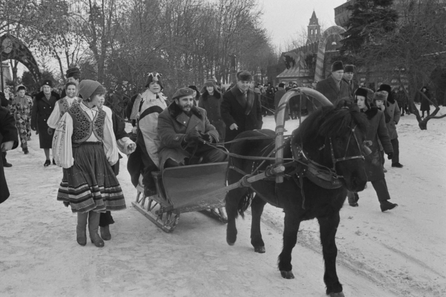 Весной 1963 г. команданте впервые посетил Советский Союз. Его визит затянулся на 40 дней: Кастро объехал почти всю страну, встречался с рабочими и крестьянами, посещал отдаленные уголки. Он водил трактор на хлопковых плантациях в Узбекистане и катался на лыжах в подмосковном лесу. Команданте любил русскую кухню: с удовольствием ел борщ, сало, котлеты. Во время этой поездки Кастро получил множество подарков, включая бурого медвежонка по кличке Байкал от иркутских геологов.