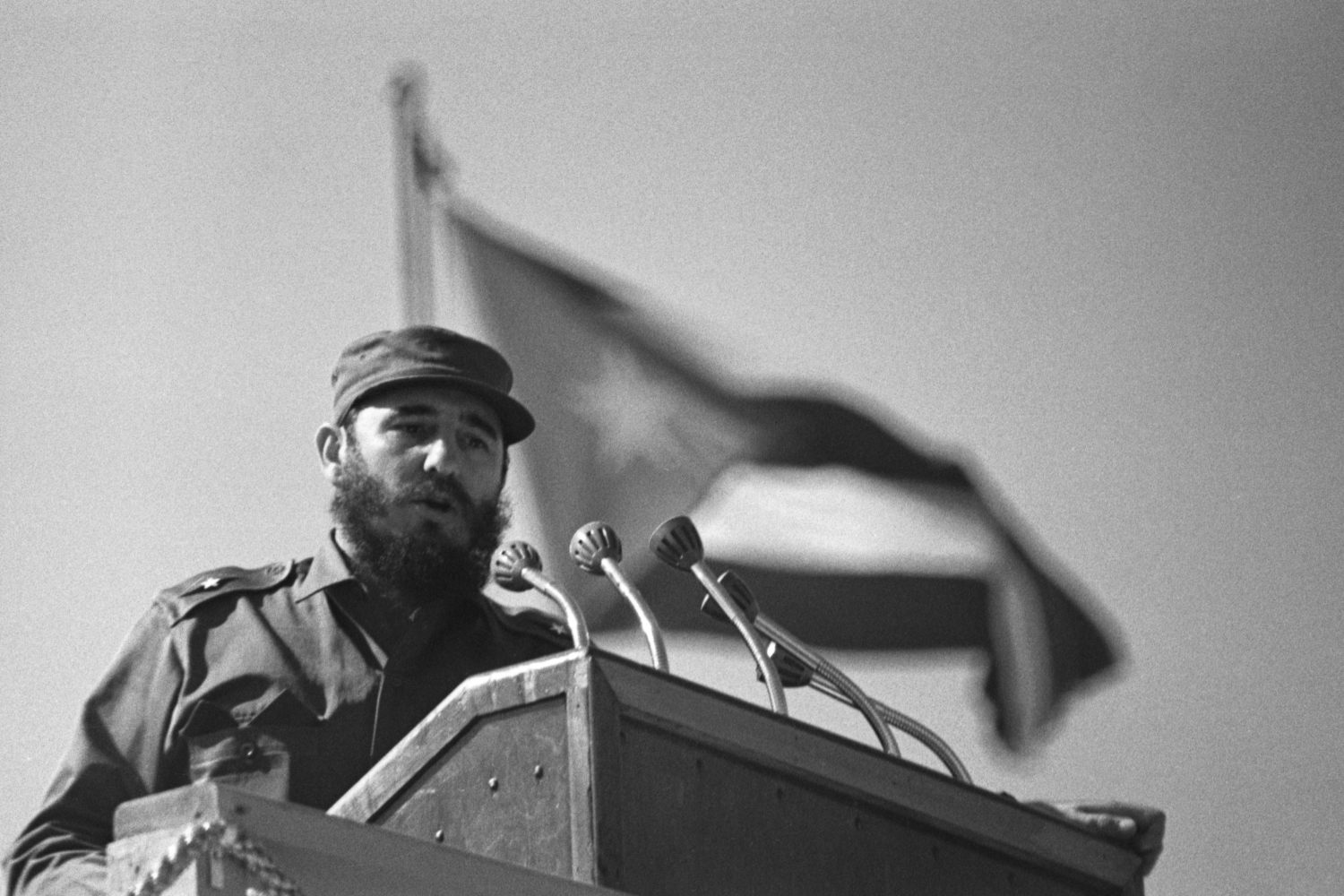 В 1965 г. Кастро открыто заявил, что кубинская революция носит социалистический характер. «Движение 26 июля» было преобразовано в Коммунистическую партию Кубы, а Кастро избрали первым секретарем. Кубинец дважды возглавлял Движение неприсоединения (в 1979–1983 и 2006–2009 гг.) – организацию, объединяющую 120 стран на принципах неучастия в военных блоках. Он поддерживал левые революционные организации за рубежом и правительства социалистической ориентации в Чили, Никарагуа, Гренаде, отправлял кубинские экспедиционные войска в Анголу и на эфиопо‑сомалийскую войну.
