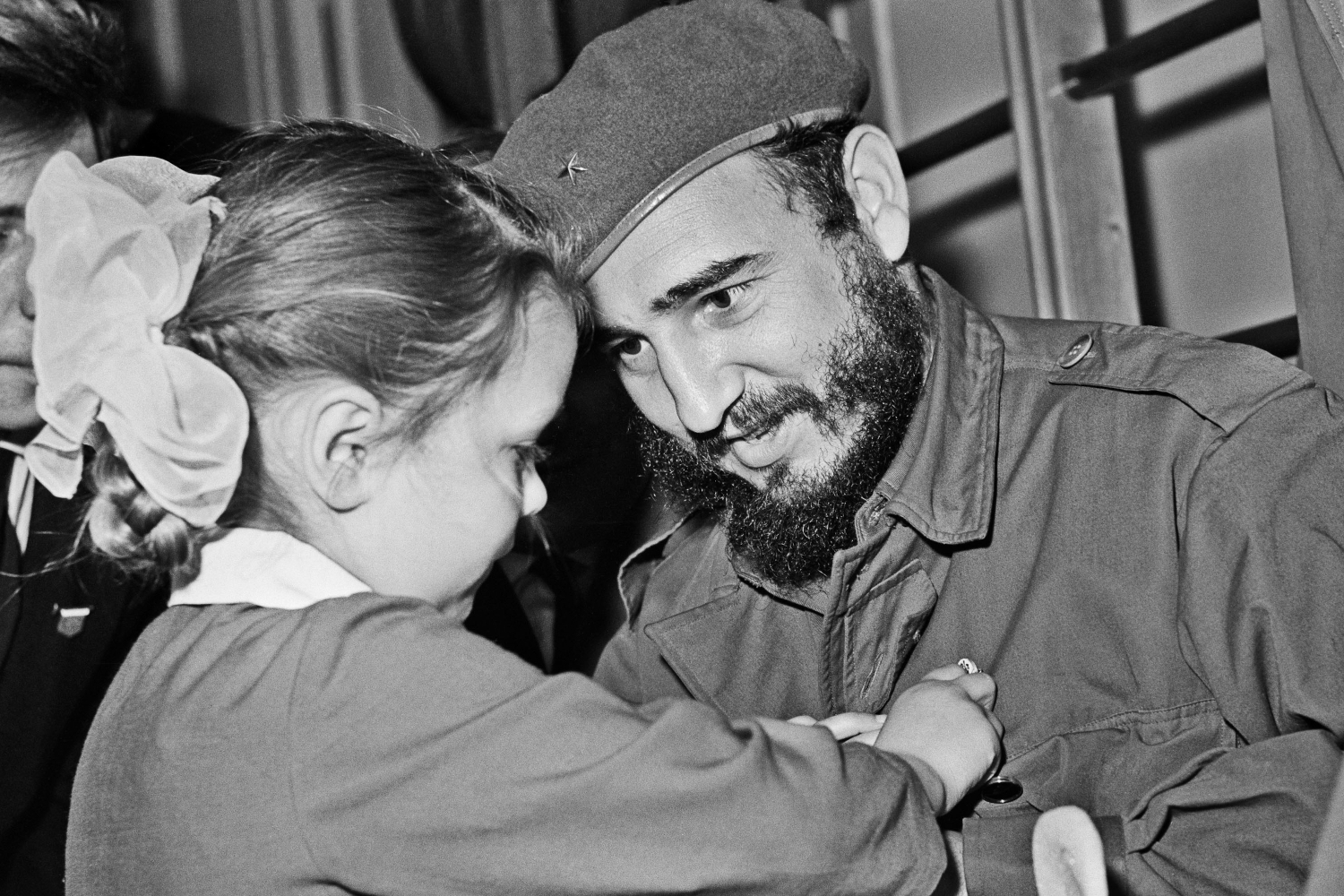В апреле 1961 г. США тайно вооружили тысячи кубинских эмигрантов для свержения правительства Кастро, однако высадка в заливе Свиней обернулась катастрофой. В 1962 г. Куба заключила договор с СССР и разместила на своей территории советские баллистические ракеты – это привело к Карибскому кризису, поставившему мир на грань ядерной войны. Конфликт разрешился мирно: СССР согласился вывести ракеты в обмен на обещание США не свергать режим Кастро и убрать ракеты из Турции. После провала интервенции и преодоления Карибского кризиса кубинскому лидеру присудили Международную Ленинскую премию (1962) и присвоили звание Героя Советского Союза (1963).