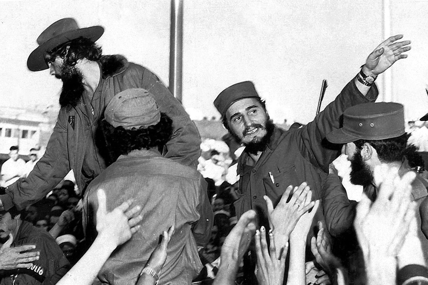 1 января 1959 г. повстанцы вошли в Гавану. Вскоре Кастро возглавил правительство, а уже в июне отменил всенародные выборы, приостановил действие Конституции 1940 г. и стал управлять страной посредством декретов. Он жестоко подавлял инакомыслие, казнил бывших сподвижников Батисты, а также ввел однопартийную систему. Команданте оправдывал репрессии тем, что «революционная справедливость основывается не на юридических предписаниях, а на моральных убеждениях». В результате тысячи кубинцев бежали из страны. Были проведены масштабные реформы: национализация промышленности и частной собственности, аграрная реформа, социальные преобразования – бесплатное образование и медицина, ликвидация неграмотности.