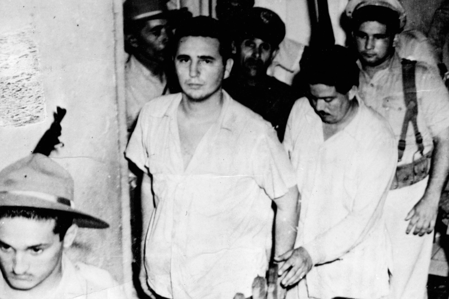 На суде Кастро отказался от адвоката и защищал себя сам. 16 октября 1953 г. он произнес знаменитую пятичасовую речь, в которой изложил свою программу – свержение диктатуры Батисты, ликвидация зависимости Кубы от США, передача земли крестьянам и обеспечение социальных гарантий. В финале он заявил: «Выносите ваш приговор! Он не имеет значения! История меня оправдает!» Суд приговорил Кастро к 15 годам тюрьмы, но уже в 1955 г. Батиста под давлением общественности объявил амнистию. Оказавшись на свободе, Кастро вместе с соратниками уехал в Мексику, где организовал «Движение 26 июля». Там к нему присоединился аргентинец Эрнесто Че Гевара.