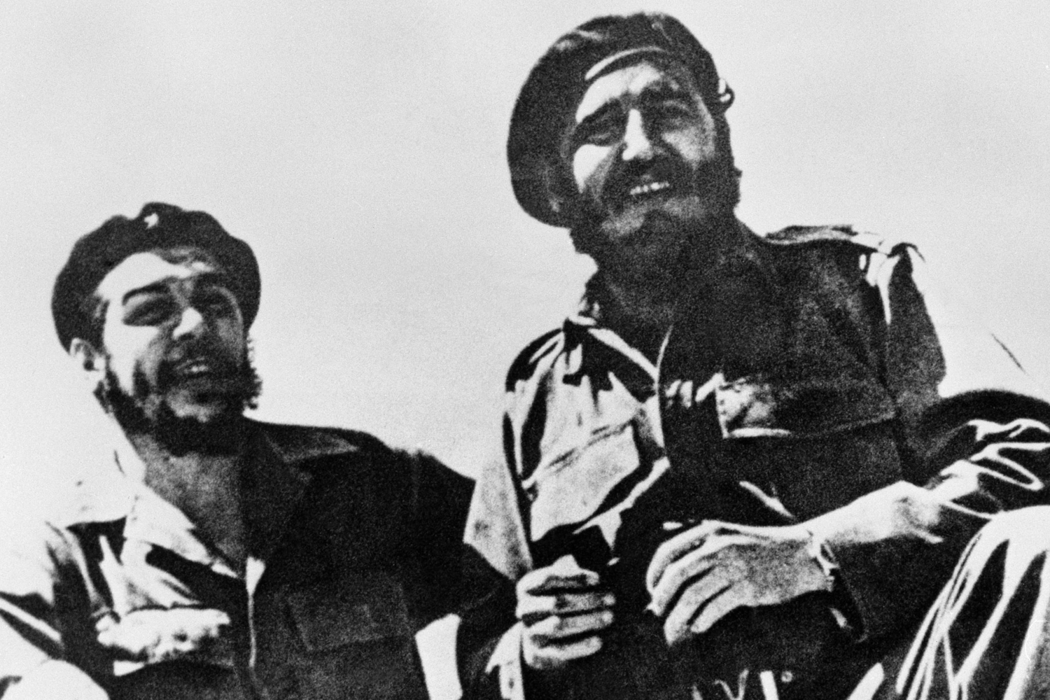 2 декабря 1956 г. Кастро с соратниками вернулся на Кубу, планируя высадиться в горах Сьерра‑Маэстра, но операция провалилась: правительственные войска атаковали повстанцев с воздуха, в результате чего половина бойцов погибла, а около 20 человек попали в плен. На следующий день Фидель с выжившими, в том числе братом Раулем и Че Геварой, собрались в хижине крестьянина, где Кастро заявил: «Враг нанес нам поражение, но не сумел нас уничтожить». В течение двух лет он скрывался в лесах, ведя партизанскую войну. Ключевую роль в победе революции в итоге сыграла поддержка населения, а также переход на сторону Кастро военных.
