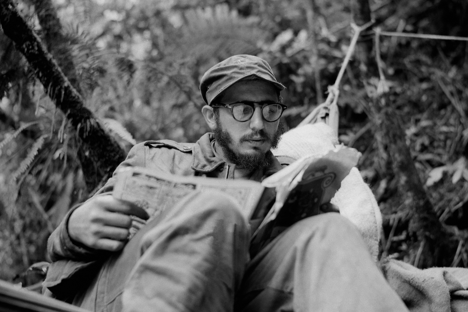 10 марта 1952 г. в результате военного переворота к власти на Кубе пришел экс-президент Фульхенсио Батиста. Спустя две недели Кастро публично обвинил его в узурпации власти и подал в суд, однако иск рассматривать отказались. Тогда революционер объединил оппозиционеров в группу «Поколение столетия» и спланировал удар по гарнизонам Батисты – казармам Монкада в Сантьяго‑де‑Куба и казарме в Баямо. 26 июля 1953 г. начался штурм: его младший брат Рауль с отрядом должен был захватить Дворец правосудия, а сам Фидель – атаковать гарнизон. Однако план провалился. Из 120 участников шестеро погибли, около полусотни были схвачены и убиты. Сам Кастро с 20 бойцами попытался скрыться в горах, но 1 августа их окружили и вынудили сдаться.